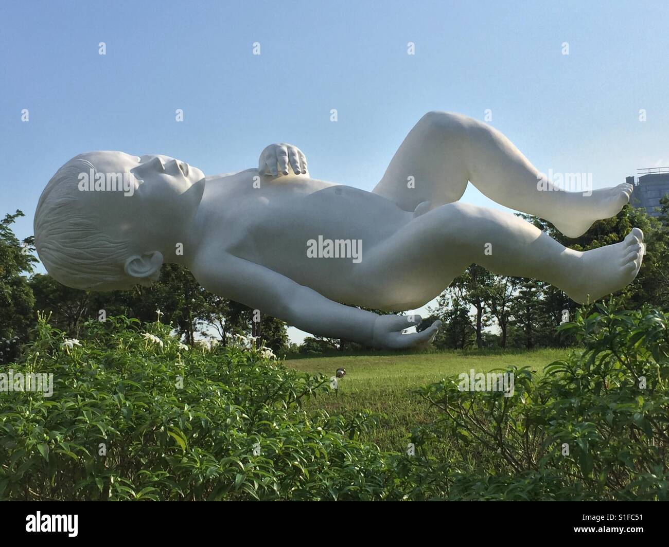 Une sculpture en bronze laqué blanc 'Planet' par sculpture artiste Marc Quinn (Royaume-Uni) au Gardens by the Bay, Singapour Banque D'Images