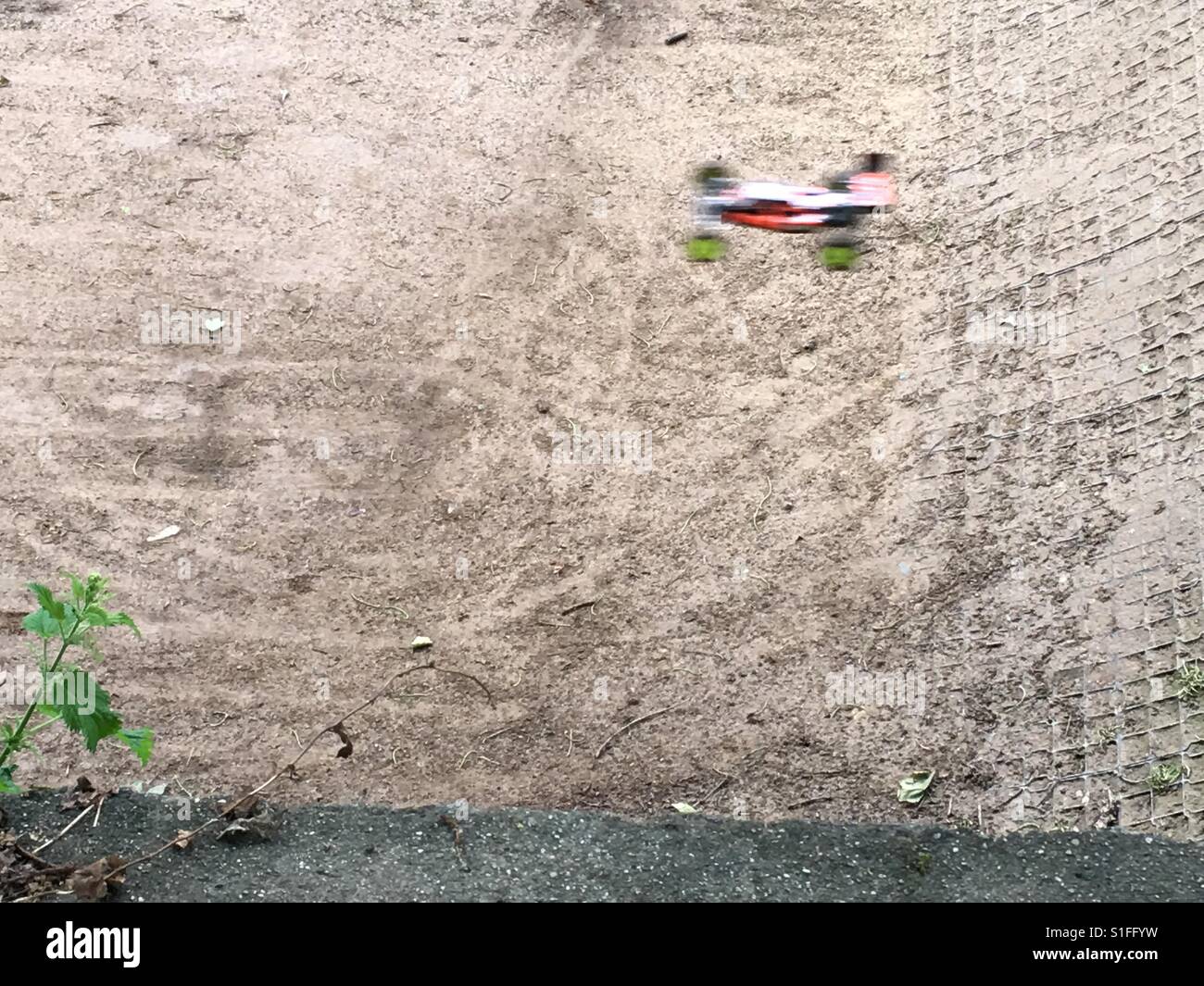 Voiture de course de commande à distance dans l'air - Image de stock capturée avec un smartphone