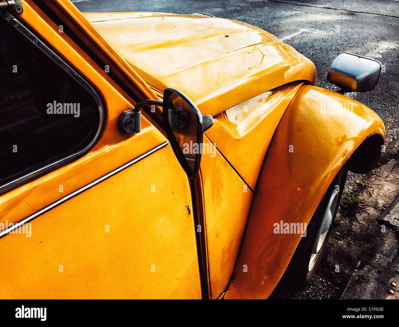 Citroen 2CV jaune Vue de côté Banque D'Images