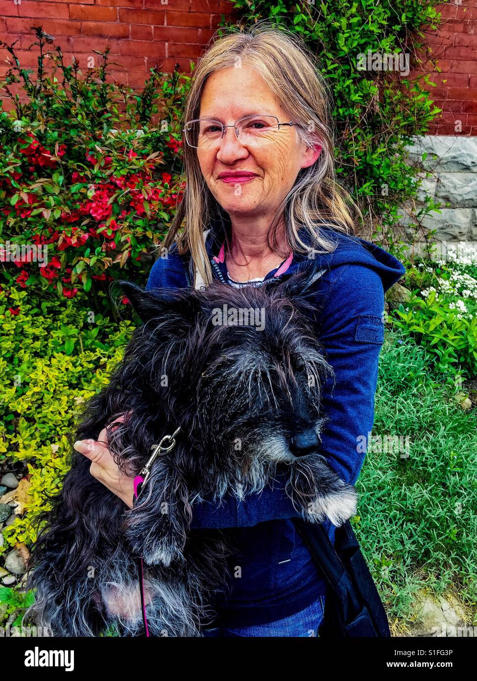 Une femme mature et son chien - Image de stock capturée avec un smartphone