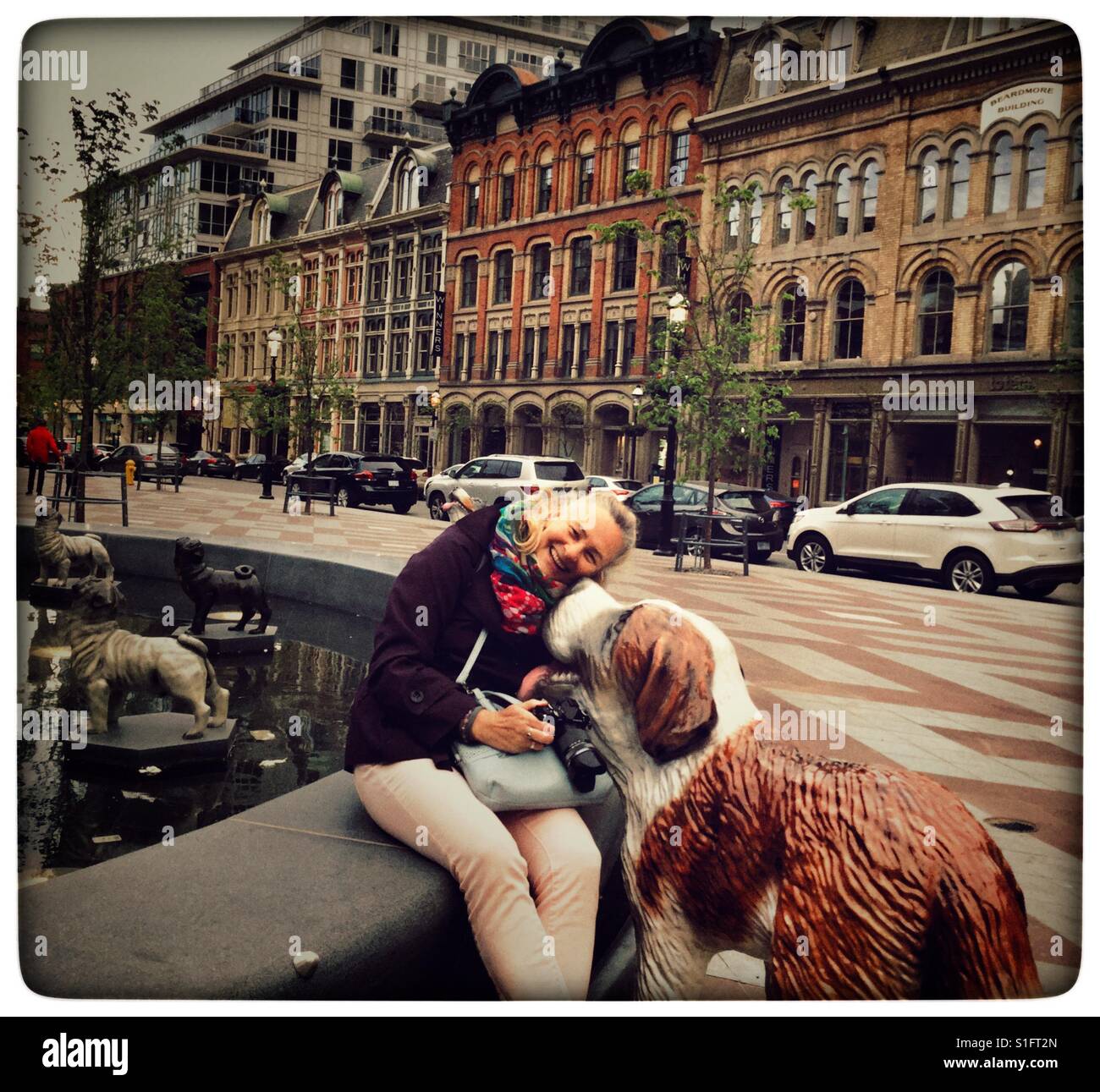 Photographe prend un repos à chien fontaine. - Image de stock capturée avec un smartphone