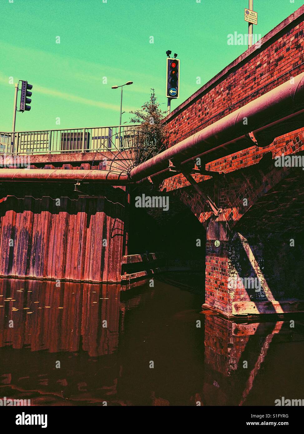 Urban canal et feux de circulation et les tuyaux de rose - Image de stock capturée avec un smartphone