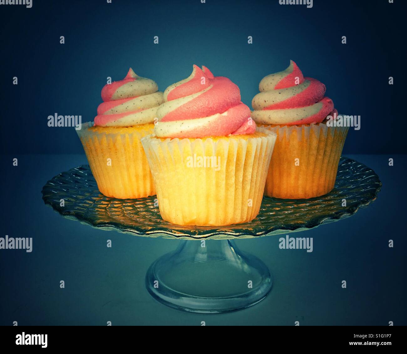 Buttercream cupcakes givré verre sur un plat de service. Banque D'Images