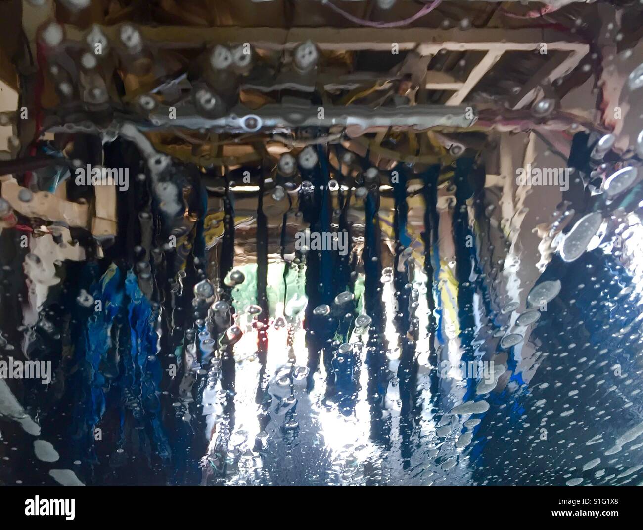 Sur le pare-brise de lavage de voiture automatique. - Image de stock capturée avec un smartphone