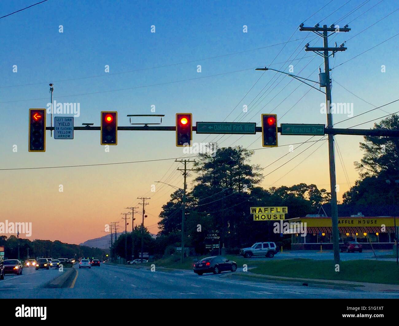 Coucher du Soleil vue vers la montagne de pierre le long de la route 78 dans la région métropolitaine d'Atlanta, Géorgie. Banque D'Images