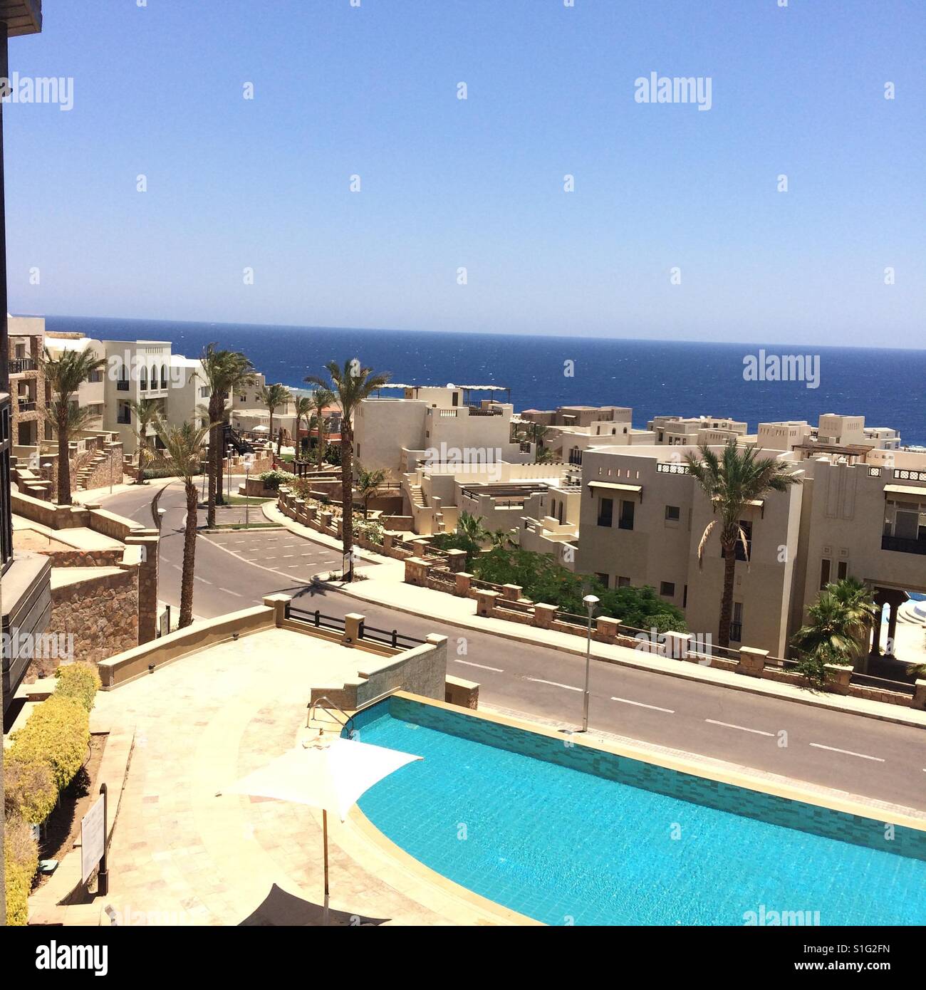 Hurghada, Mer Rouge. Charmant appartement avec vue sur la mer et sur la piscine. L'été dans l'Égypte. Banque D'Images