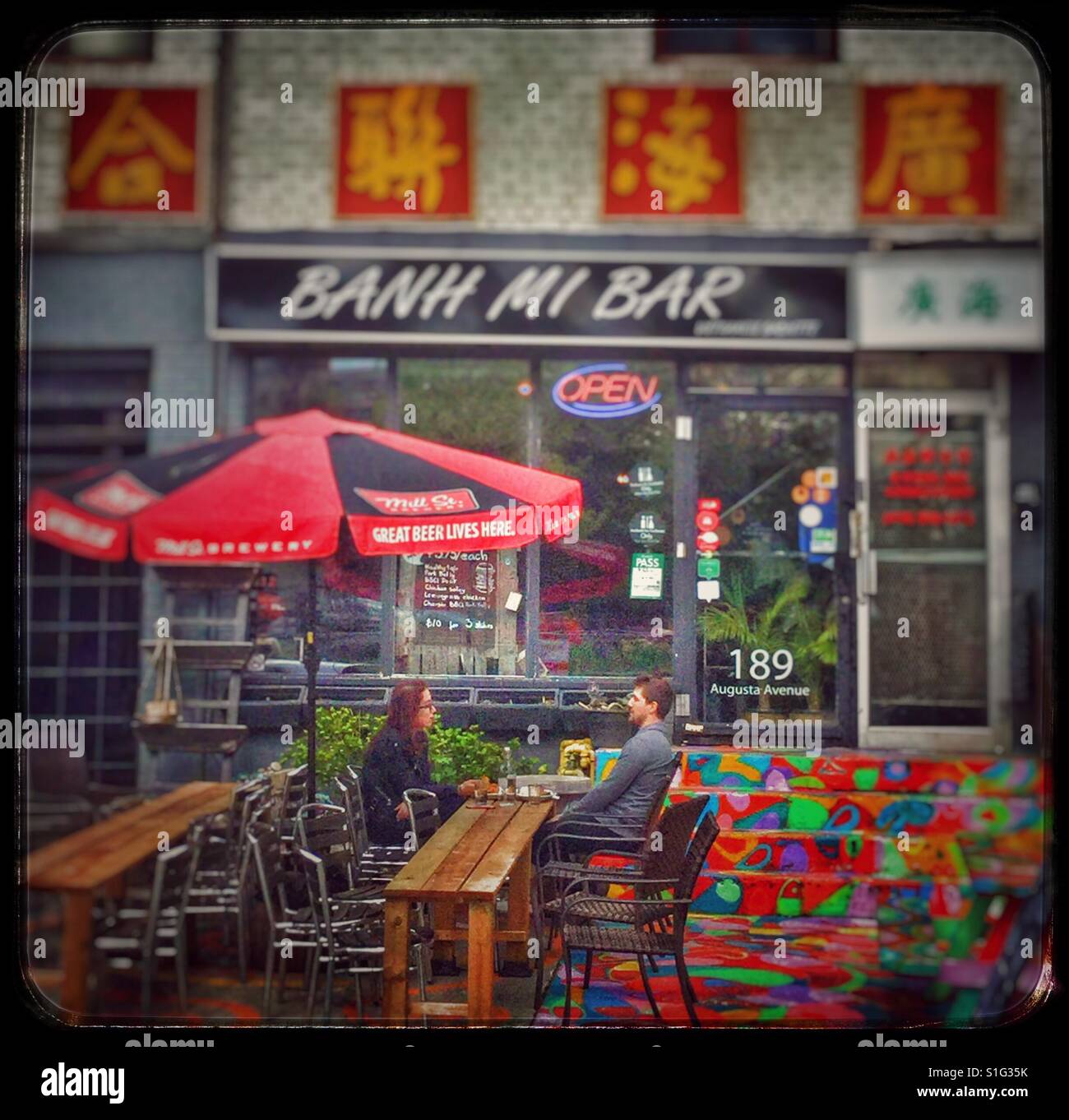 Couple chatting sur terrasse extérieure d'un restaurant. - Image de stock capturée avec un smartphone
