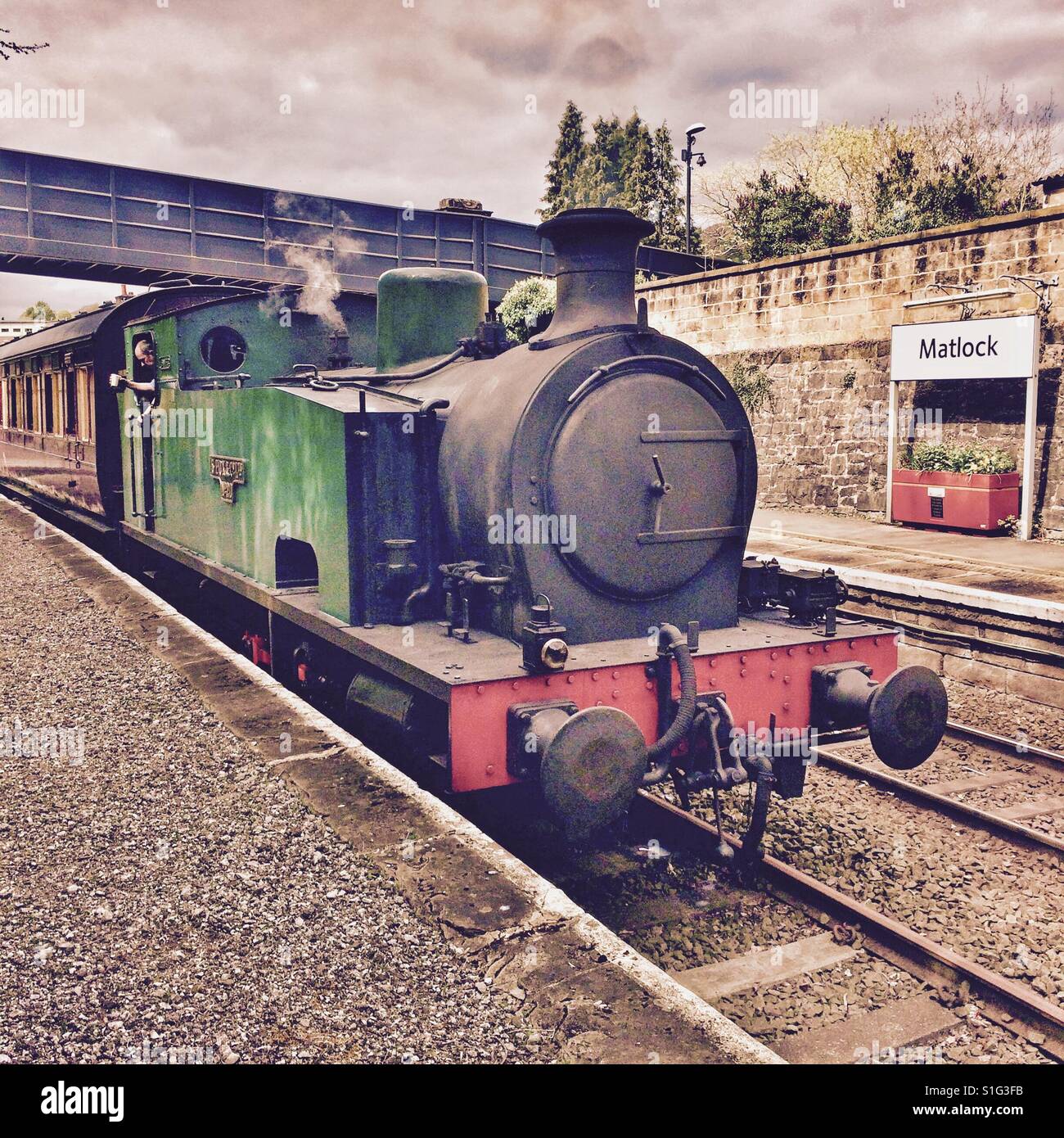 Machine à vapeur train arrivant en gare de Matlock sur le pic de fer dans le Derbyshire, Royaume-Uni - Image de stock capturée avec un smartphone