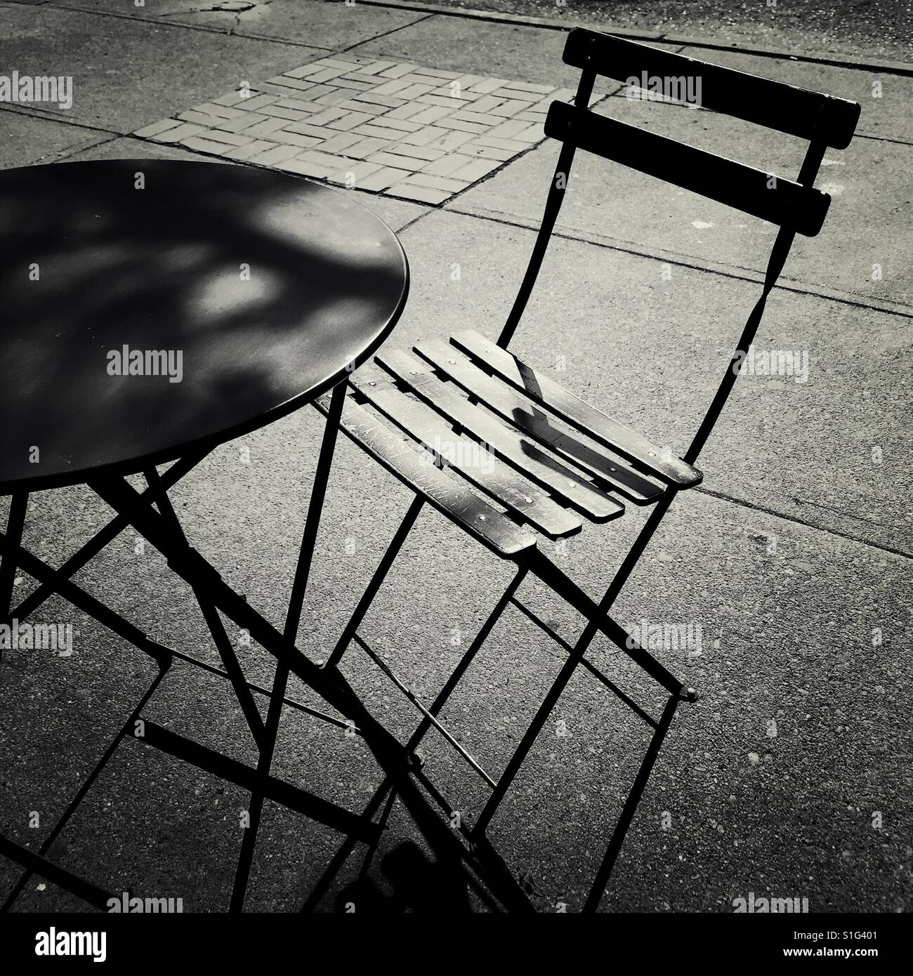 Une table vide et présidence à un café-terrasse Banque D'Images