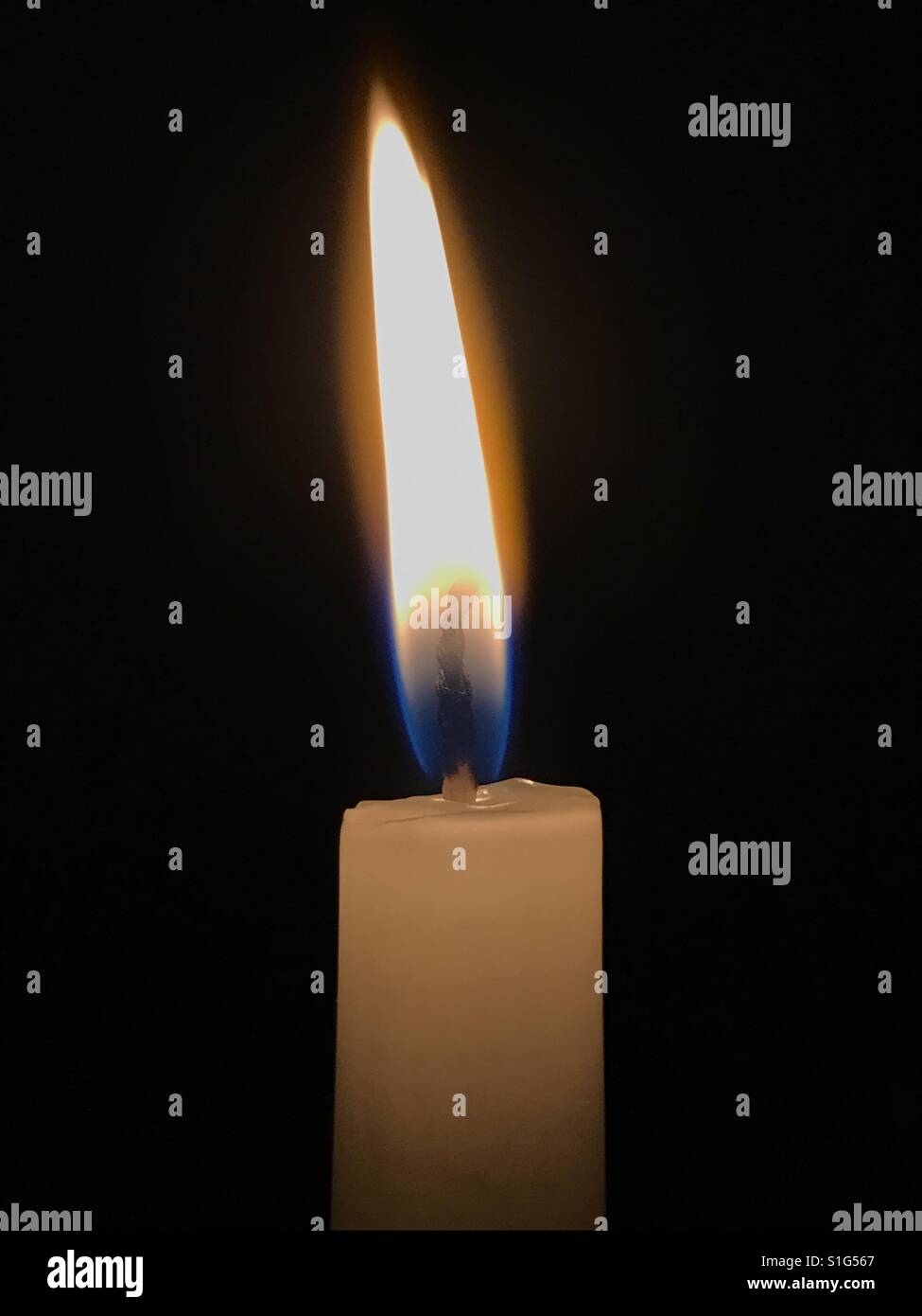 Flamme de la bougie Photo Stock - Alamy