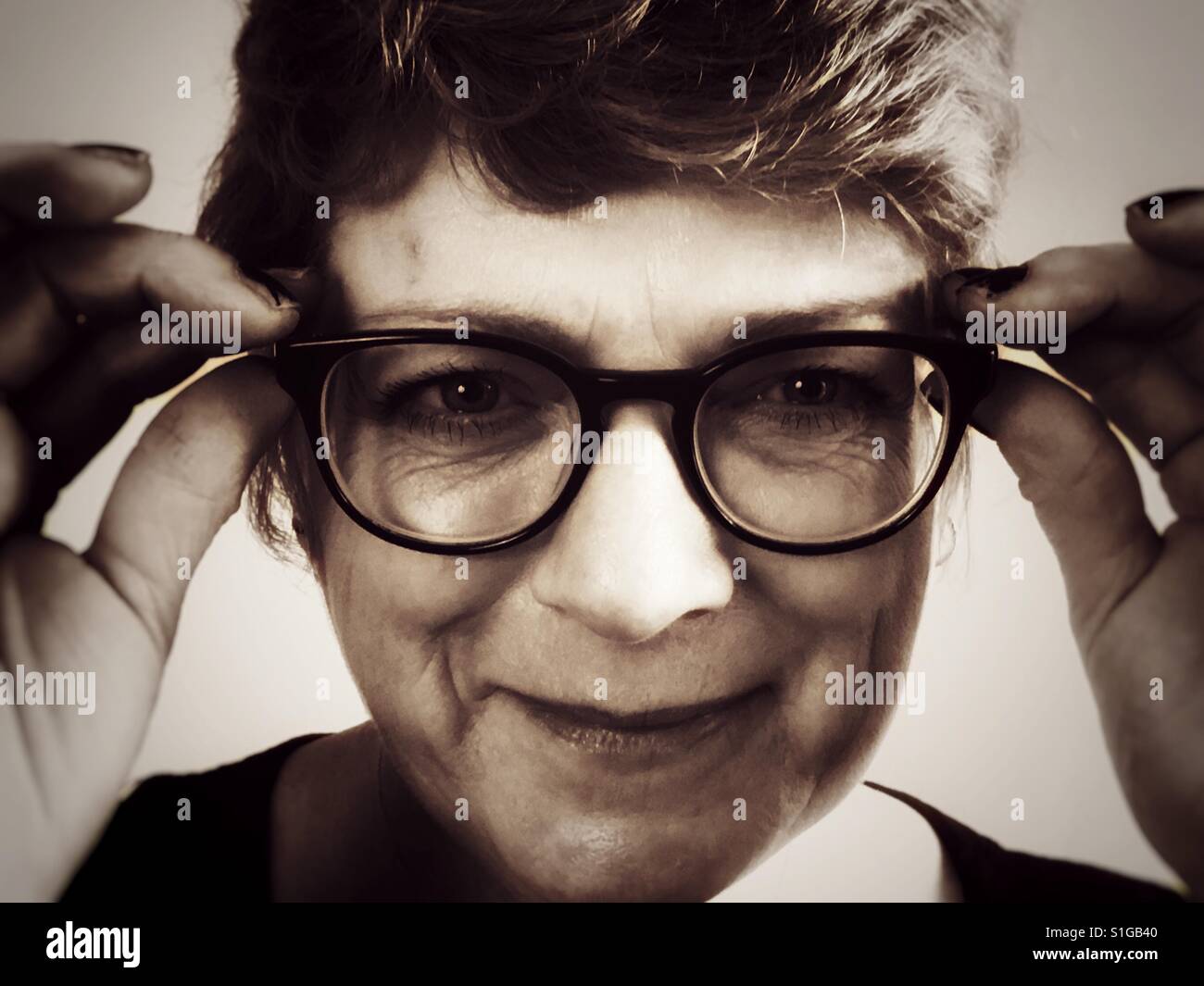 Woman putting on glasses - Image de stock capturée avec un smartphone