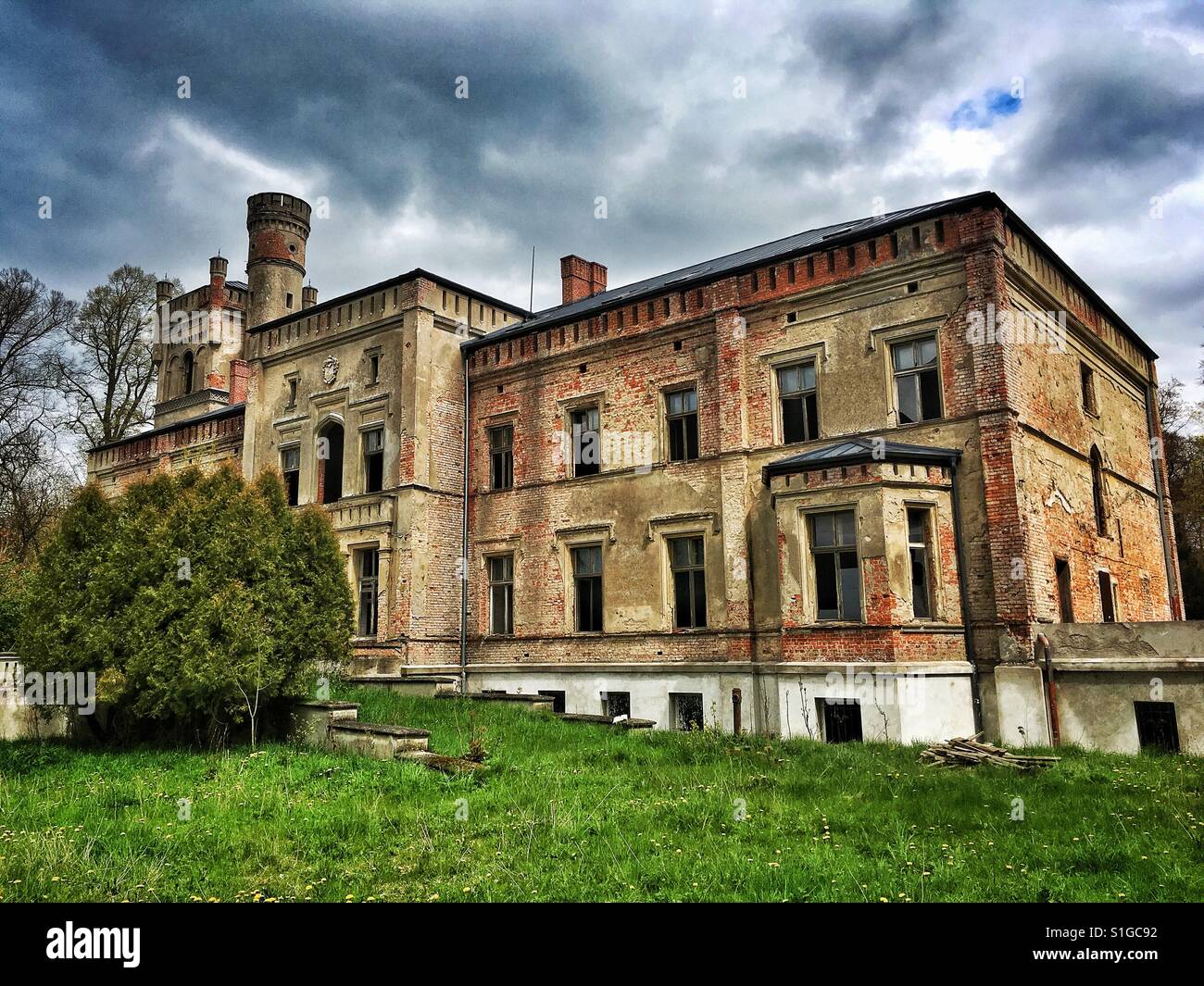 Palais abandonné dans Drezewo village de Pologne Banque D'Images