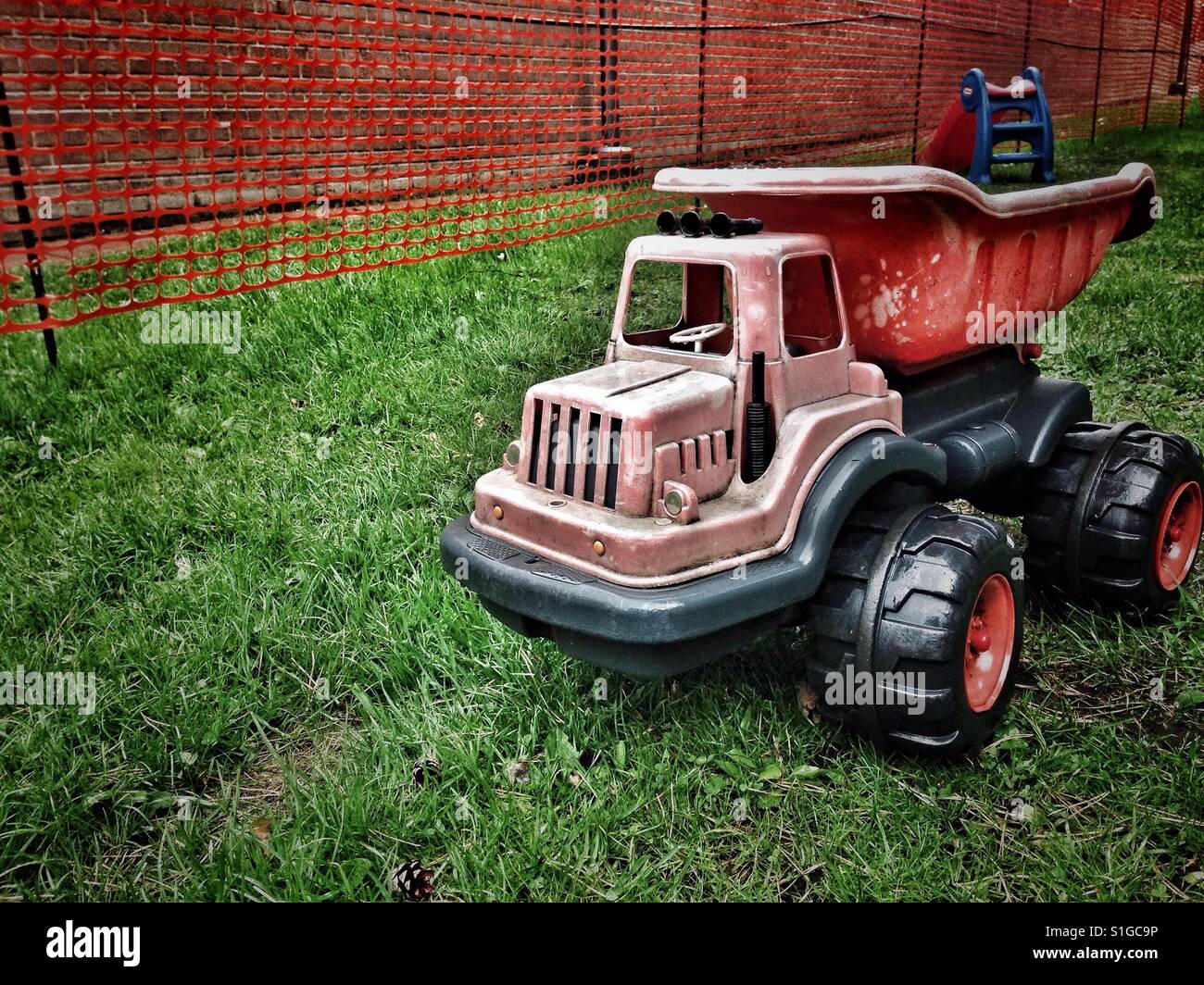 Un camion-benne jouet sur pelouse verte - Image de stock capturée avec un smartphone