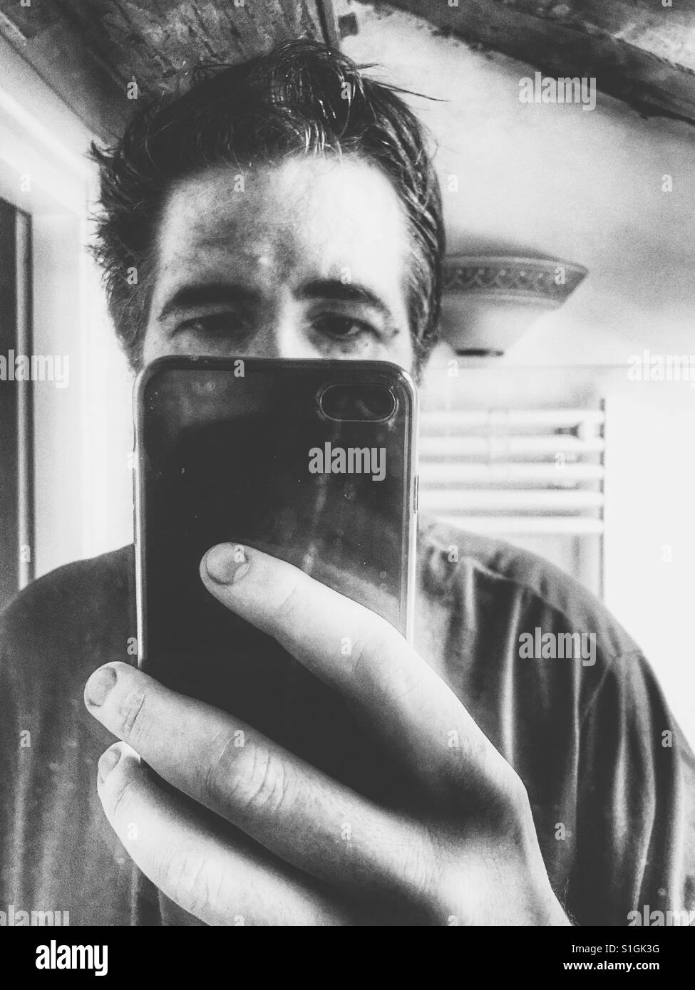 Homme miroir selfie Banque d'images noir et blanc - Alamy