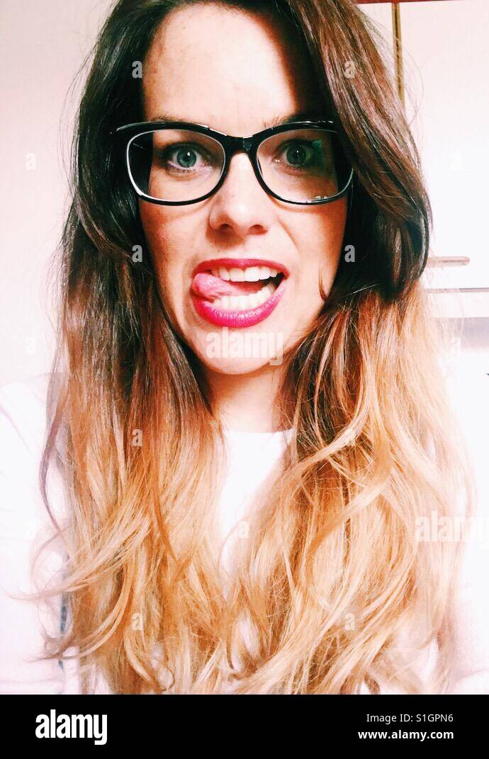 Crazy girl avec des lunettes et des lèvres rouge Banque D'Images