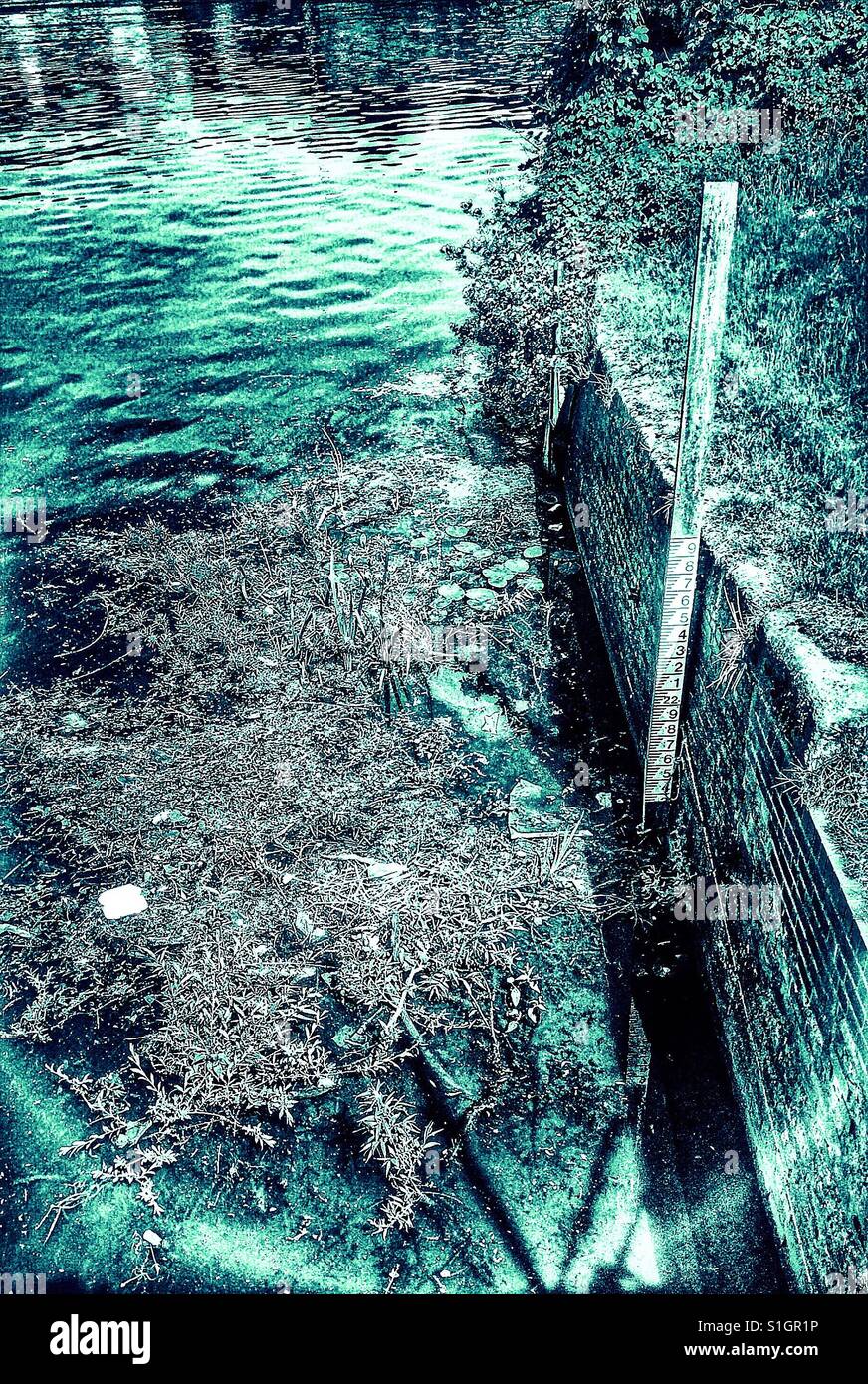 Marqueur de niveau d'eau dans la rivière - Image de stock capturée avec un smartphone