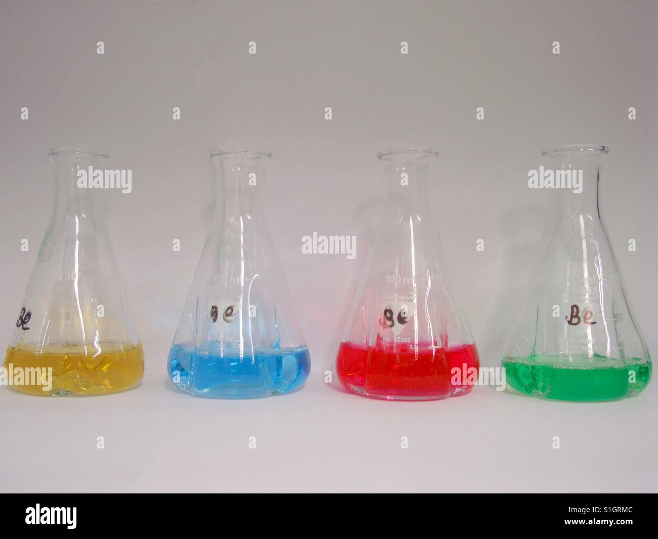 Les liquides colorés et de laboratoire dans des tubes à essai Banque D'Images