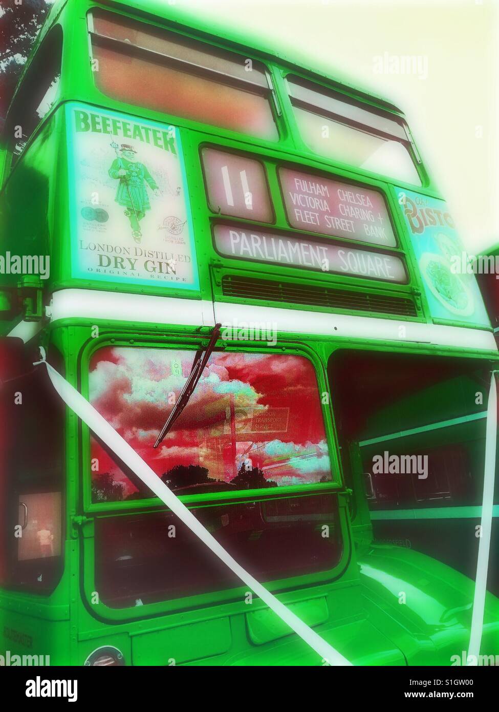 Bus à impériale routemaster original décoré de ruban pour mariage - Image de stock capturée avec un smartphone