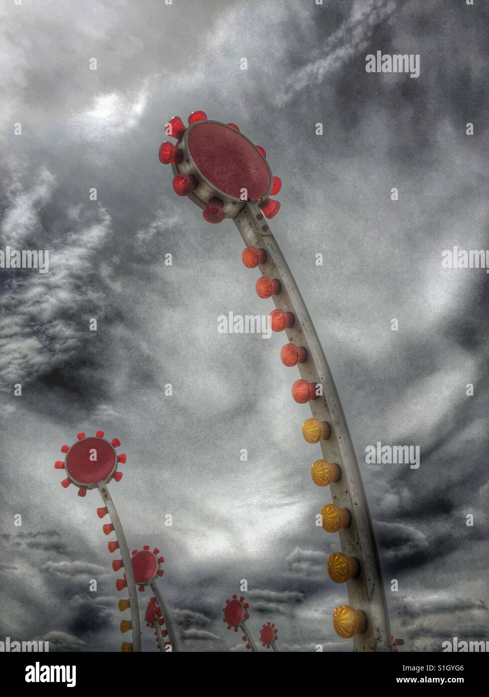 Carnival ride contre ciel dramatique Banque D'Images