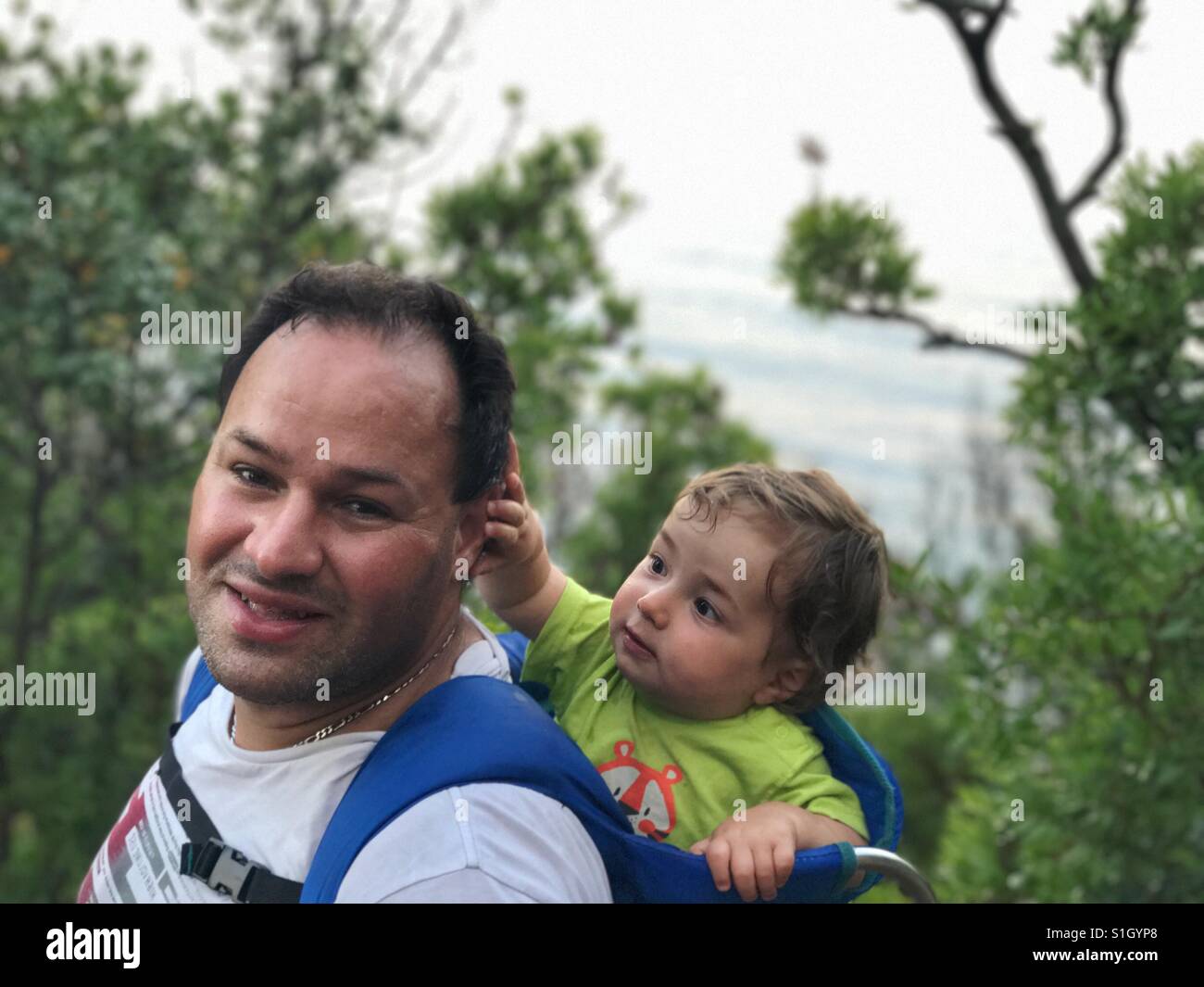 Père et bébé randonnées - Image de stock capturée avec un smartphone