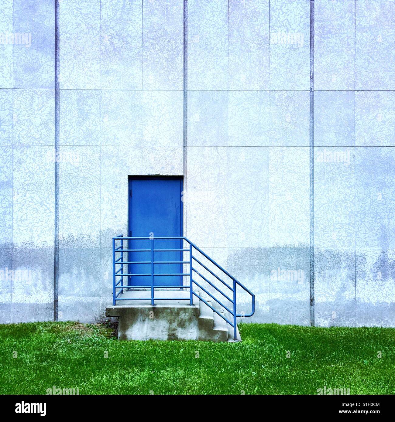 Une simple composition d'une porte bleue sur le côté du bâtiment Banque D'Images