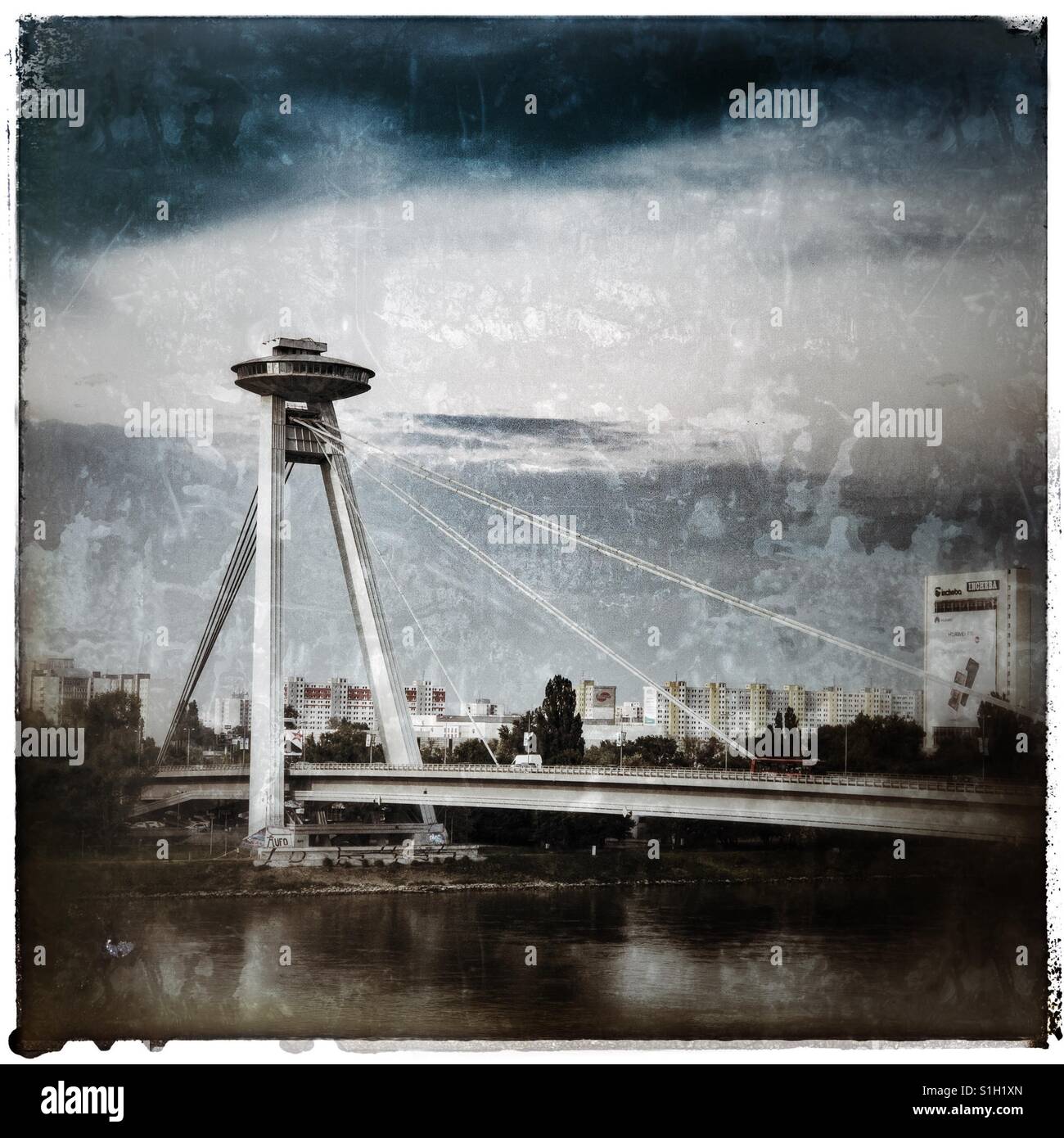 Pont SNP, Bratislava, Slovaquie, Europe - Image de stock capturée avec un smartphone