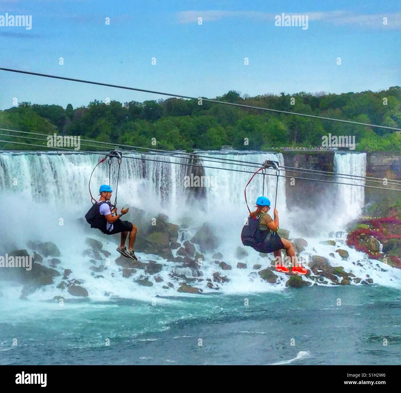 La tyrolienne le long du côté des chutes américaines. Banque D'Images