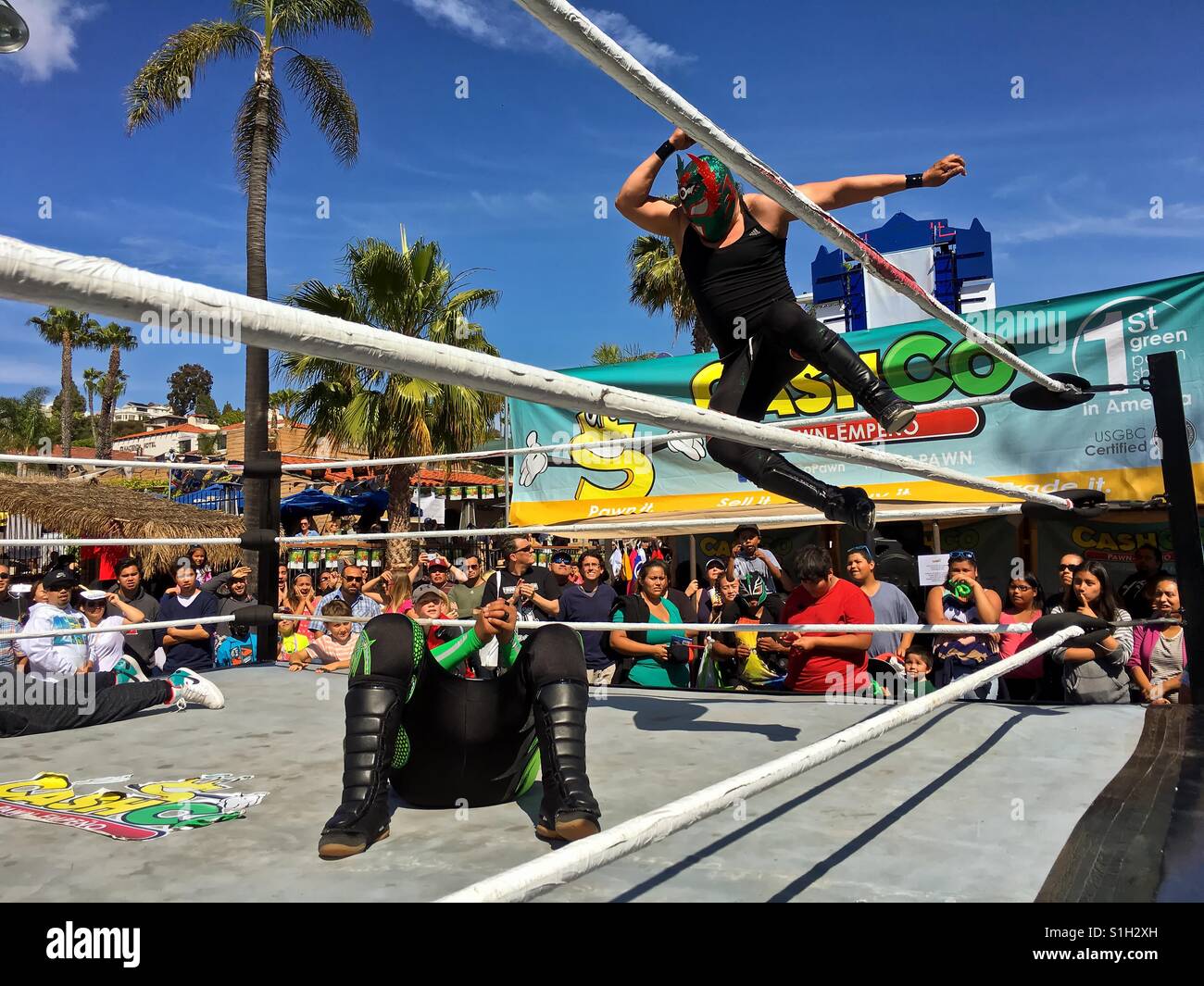 Match de catch mexicain de Lucha Libre avec l'exécution d'un lutteur corps tomber. Lucha Libre est l'espagnol pour le combat libre et est un terme utilisé au Mexique pour une forme de lutte professionnelle. Prises 6 Mai 2016 Banque D'Images