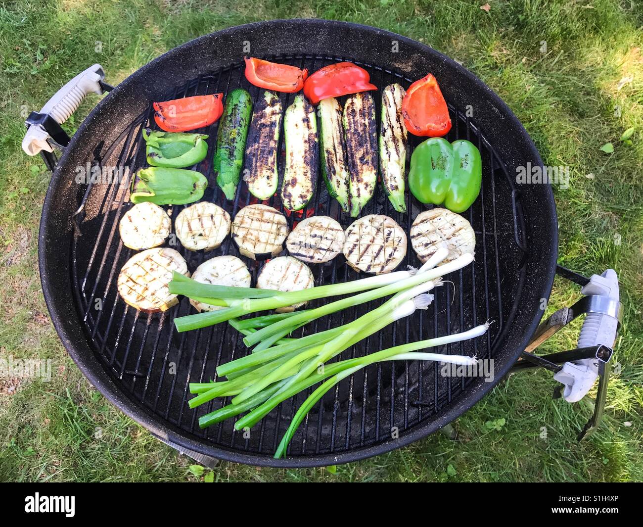 La cuisson des légumes sur un barbecue au charbon de bois grill en été. New Jersey, USA. Banque D'Images