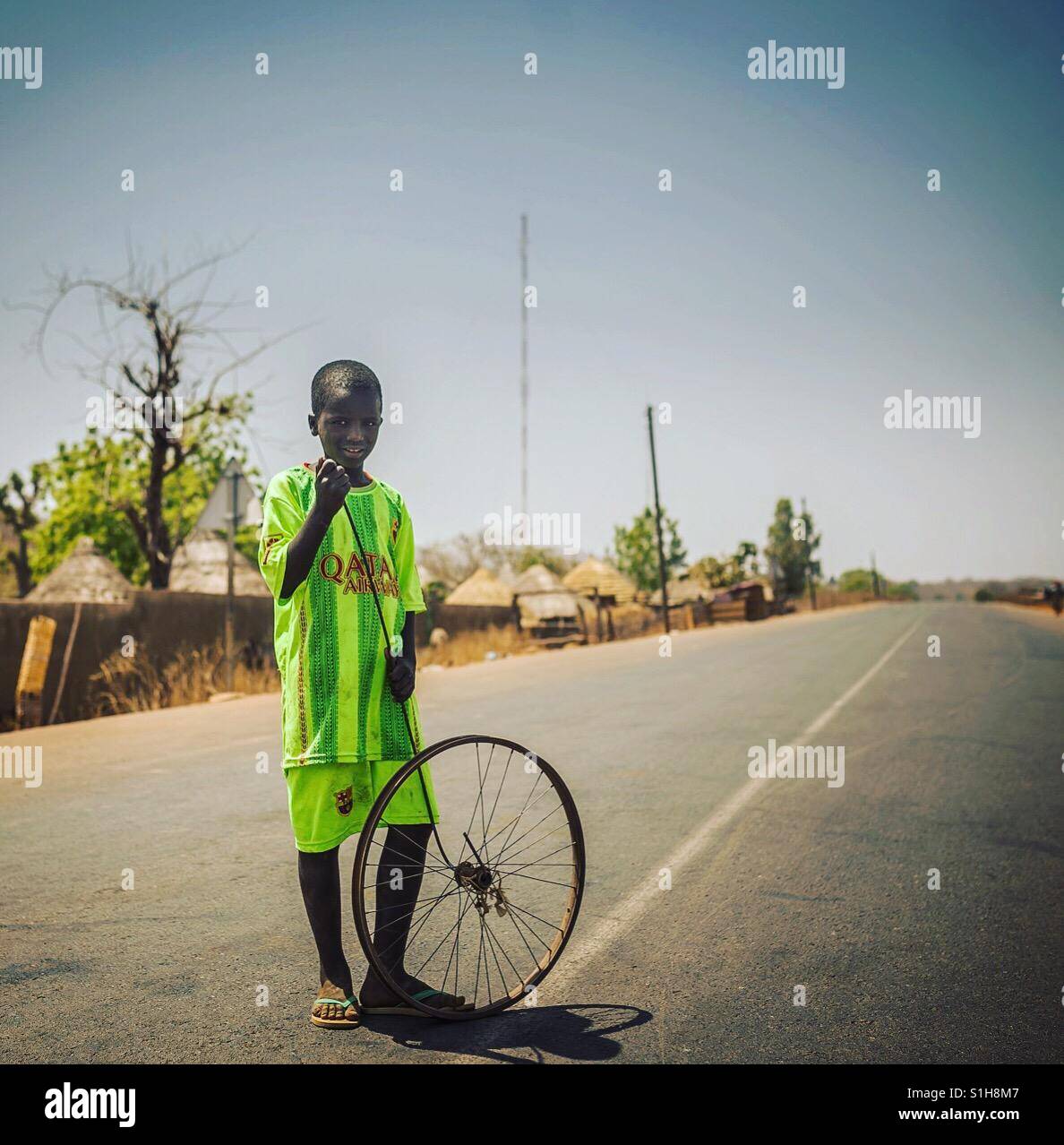 Jeune garçon sur la route de Tambacounda à Saly Banque D'Images