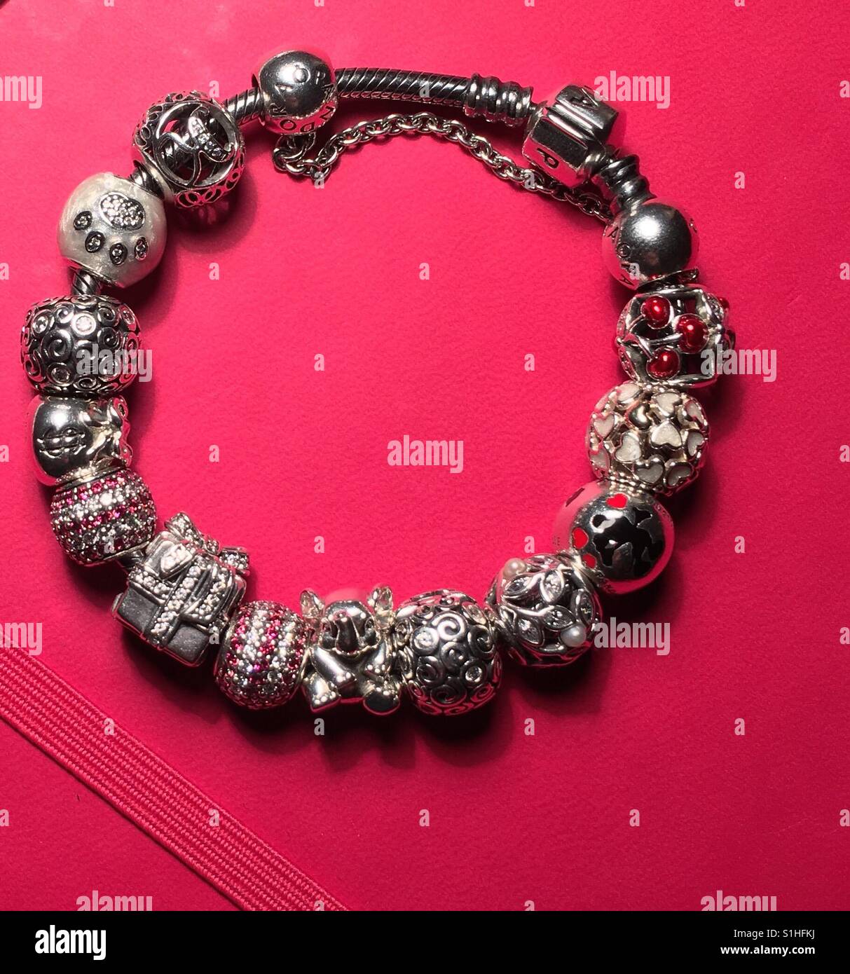 Bracelet bijoux Pandora Photo Stock - Alamy