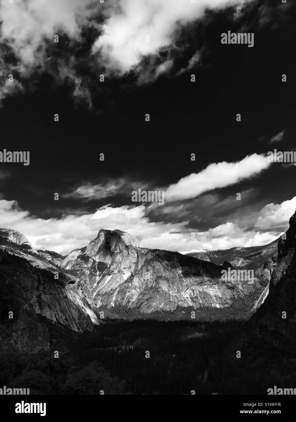 Une photo en noir et blanc de demi-dôme et la vallée de Yosemite. Yosemite National Park, Californie, États-Unis. - Image de stock capturée avec un smartphone