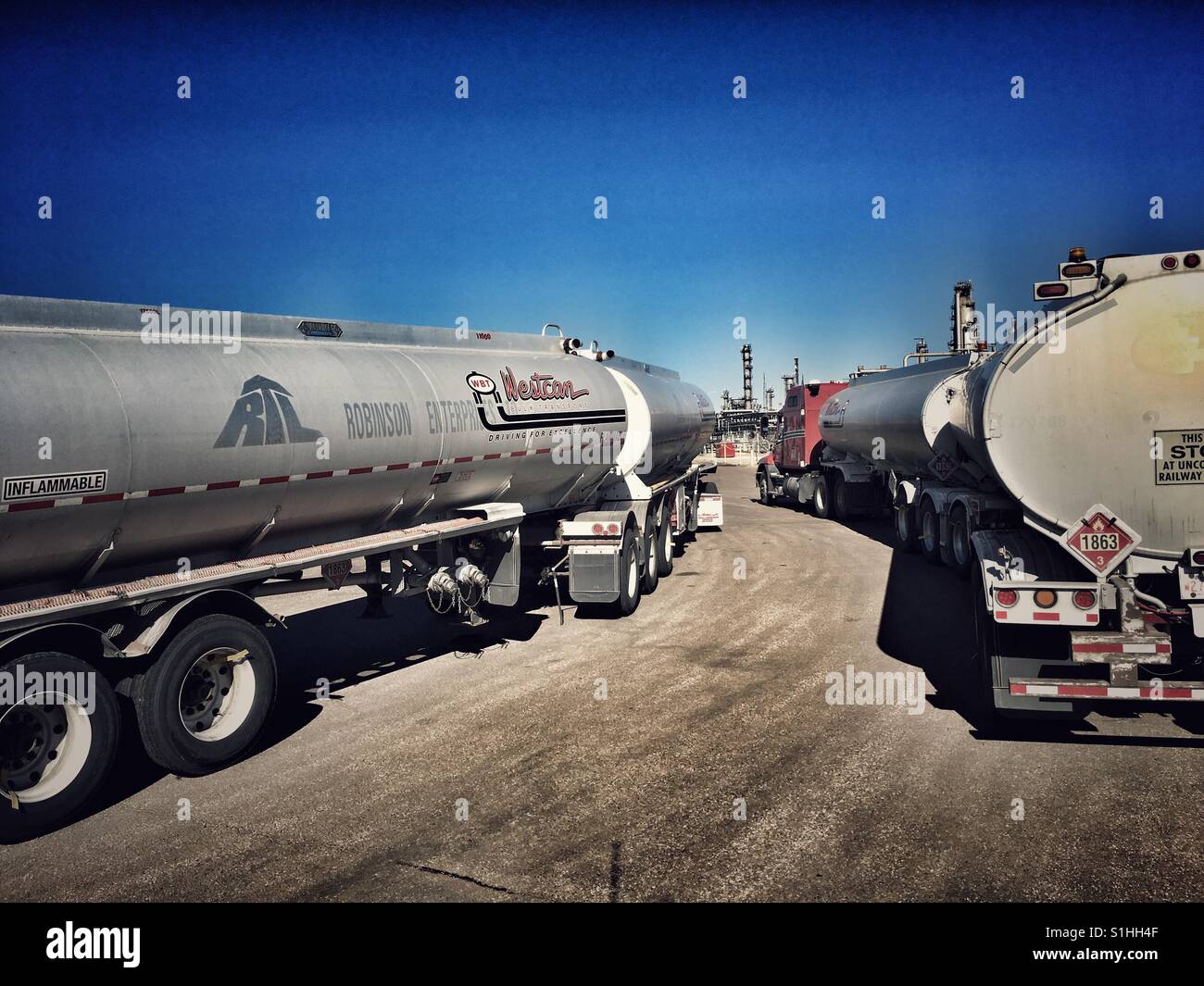 D'attente des camions à la raffinerie Banque D'Images