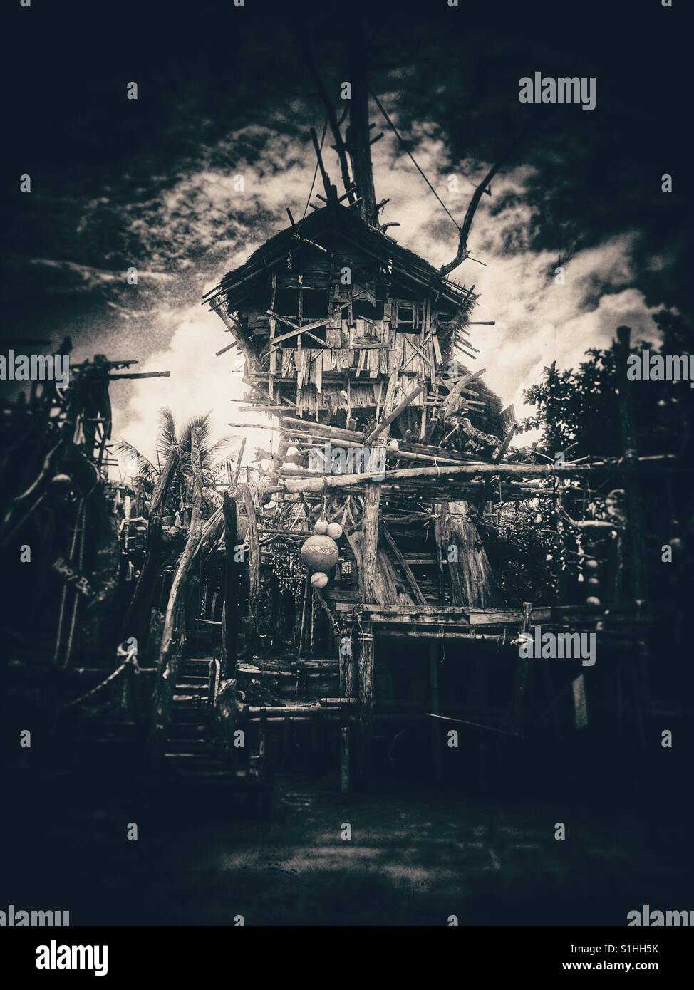 Tomber dans le trou de lapin- Bar Hippy à Koh Phayam, Thaïlande - Image de stock capturée avec un smartphone