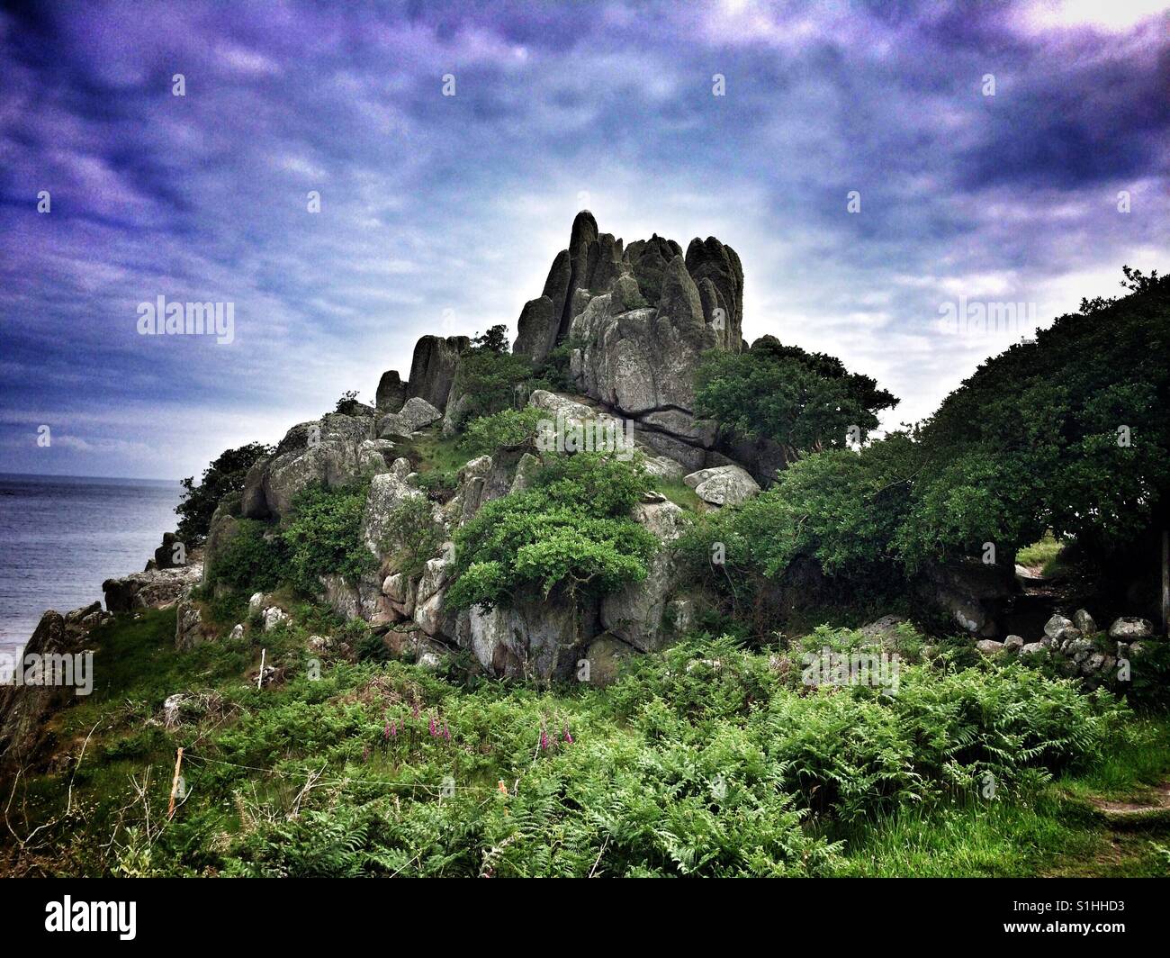 Un éperon rocheux sur Sainte Agnès, une île de l'archipel des Scilly au Royaume-Uni. Banque D'Images