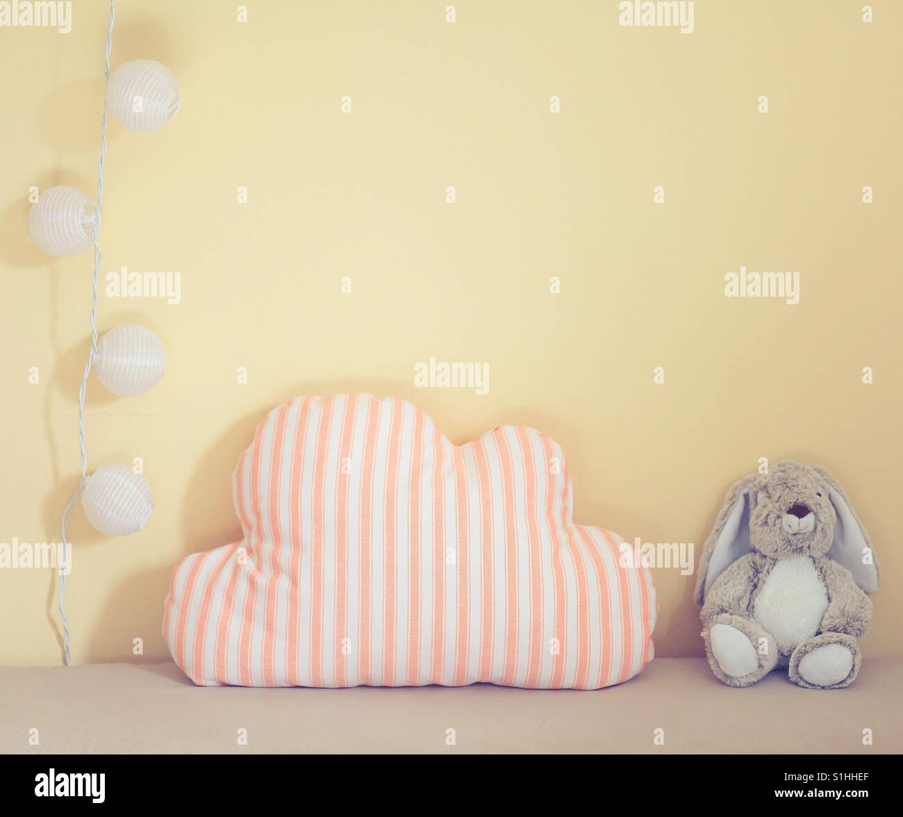 Jolie scène infantile avec le nuage oreiller, bunny et boules de feu. Banque D'Images