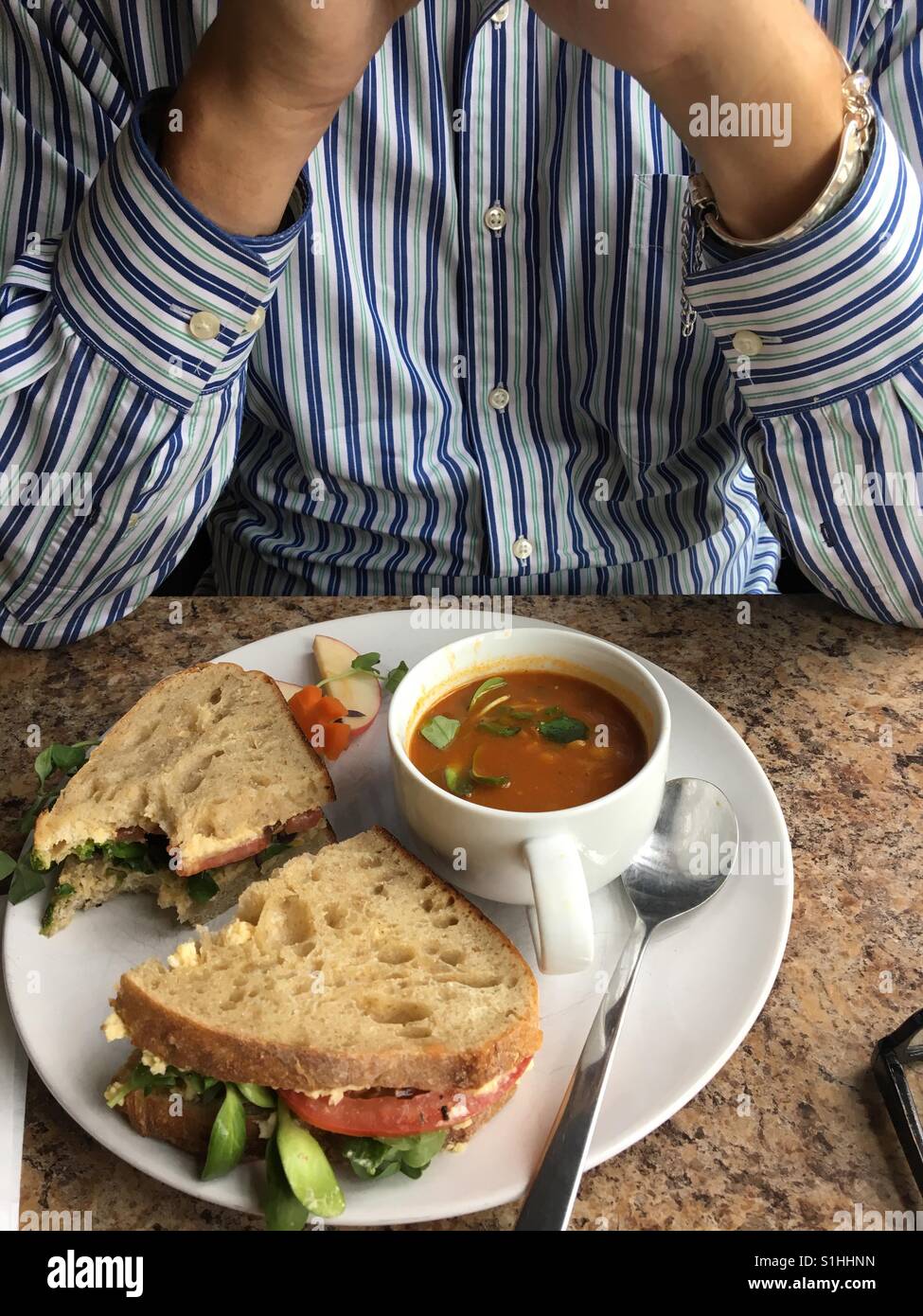 L'homme manger une soupe et un sandwich combo Banque D'Images