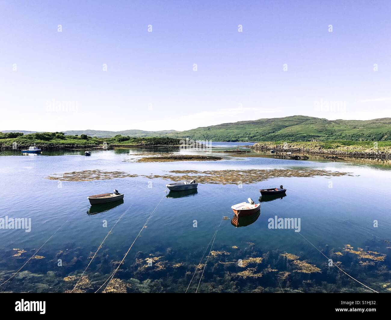 De petites embarcations sur la côte de l'île de Mull, en Ecosse un jour d'été. Banque D'Images