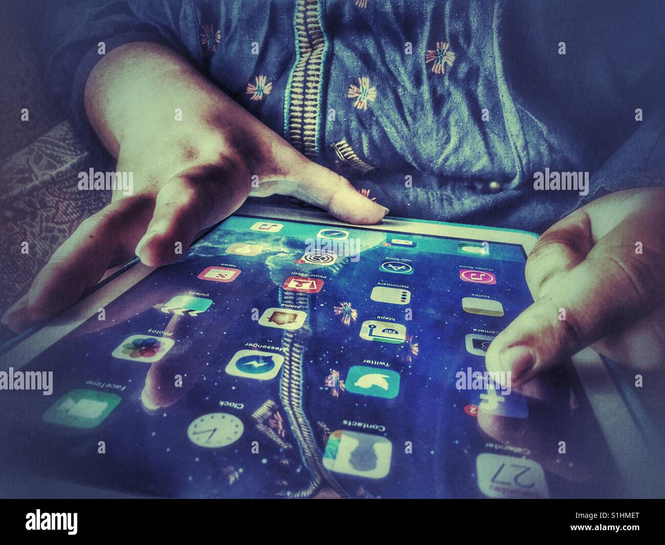 L'utilisation de Facebook sur une tablette - Image de stock capturée avec un smartphone