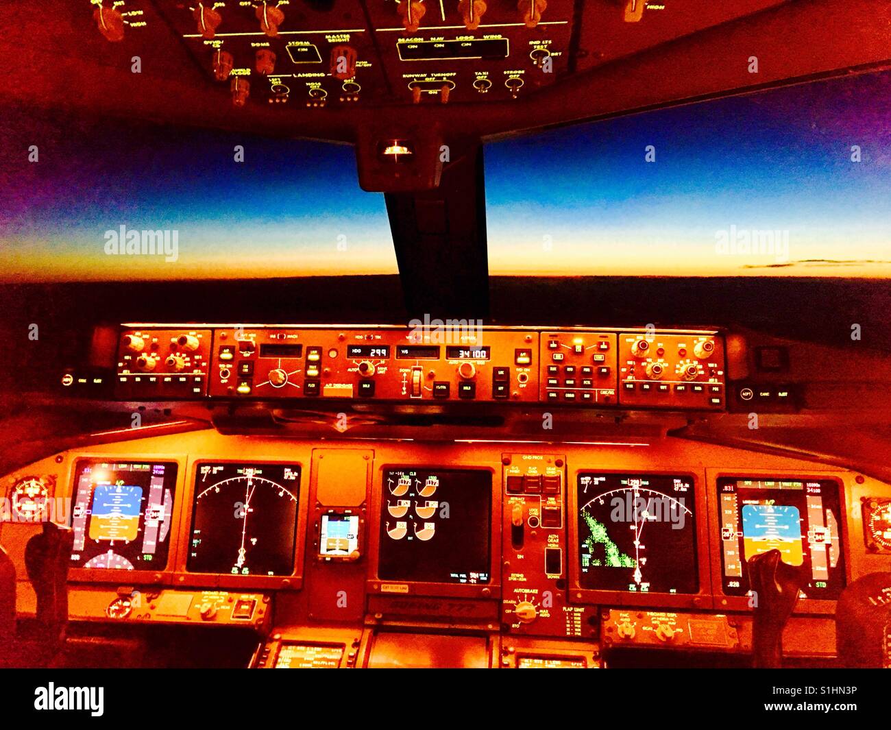 L'intérieur du cockpit d'un Boeing 777 Banque D'Images