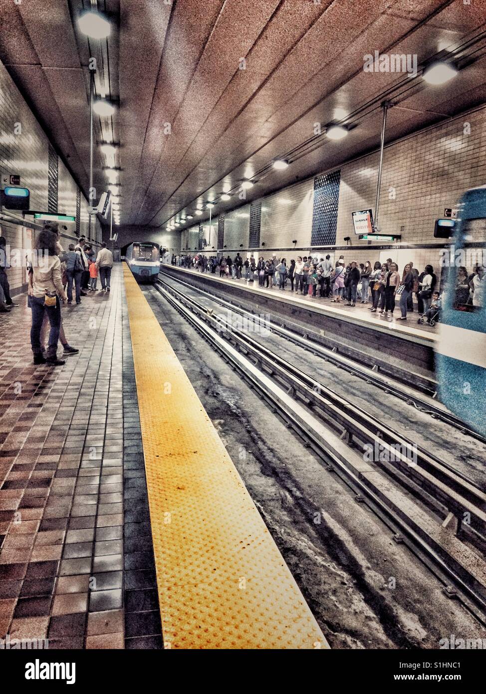 Deux rames de métro arrivant à la station de métro, Montréal, Québec. Banque D'Images