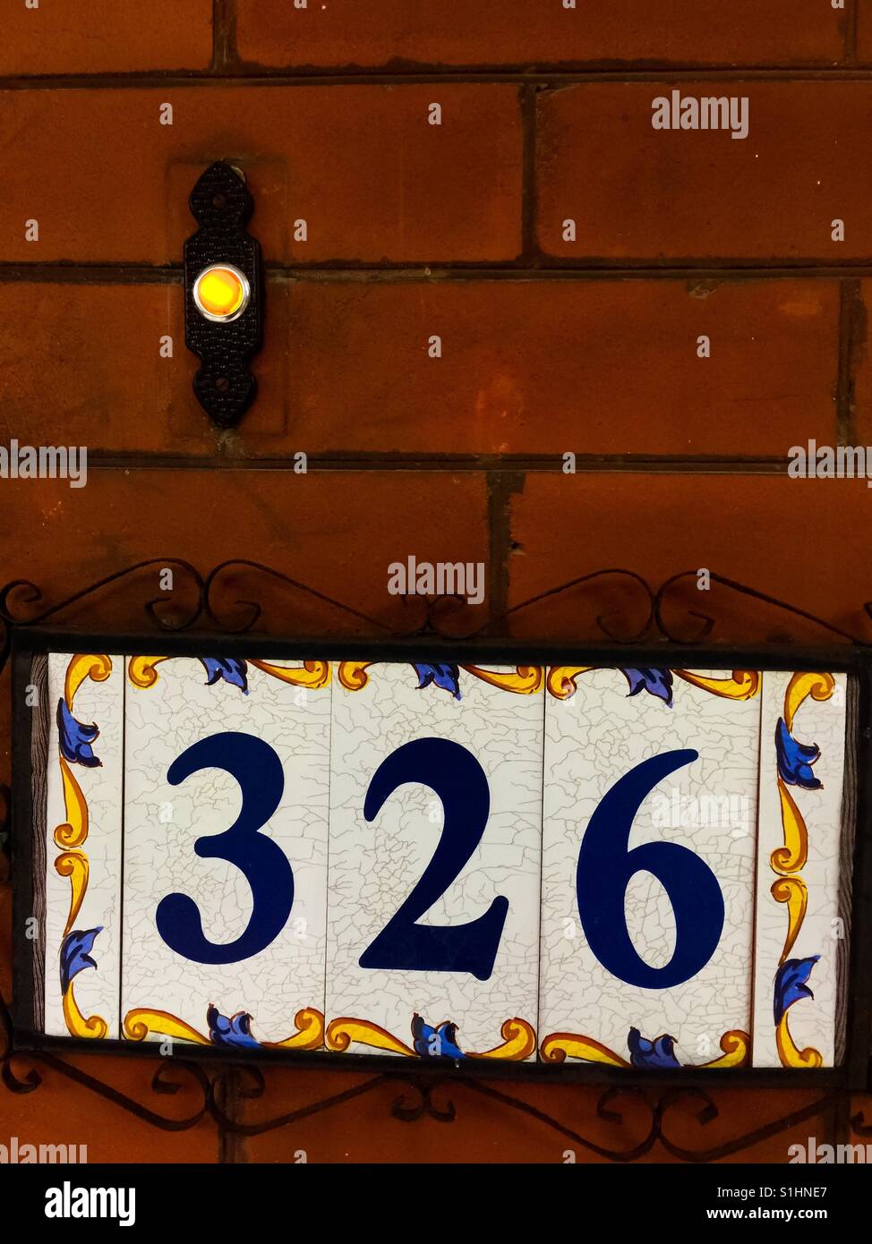 Plaque et cloche de maison ornée sur une maison de briques rouges datant d'un siècle, Ontario, Canada. Concepts : bonnier, classique, solide. Bon vieux jours. Se souvenir. Passé. Banque D'Images
