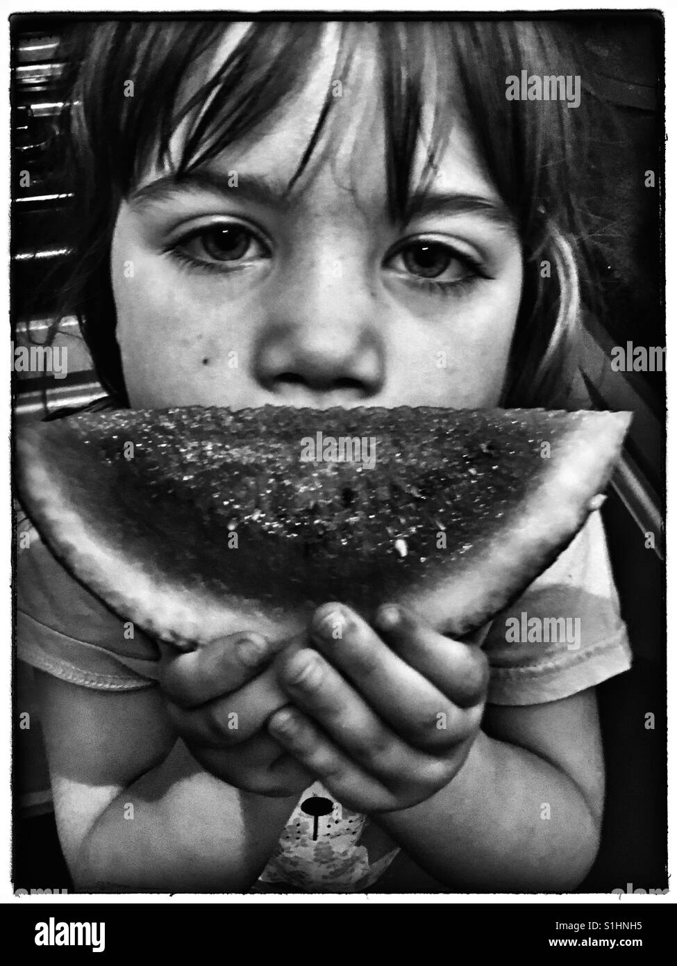 Fatigué à la fille avec watermelon slice. Banque D'Images