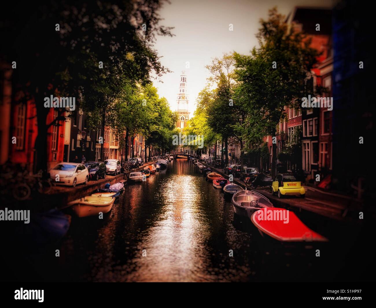 Marcher le long d'un canal à Amsterdam - Image de stock capturée avec un smartphone