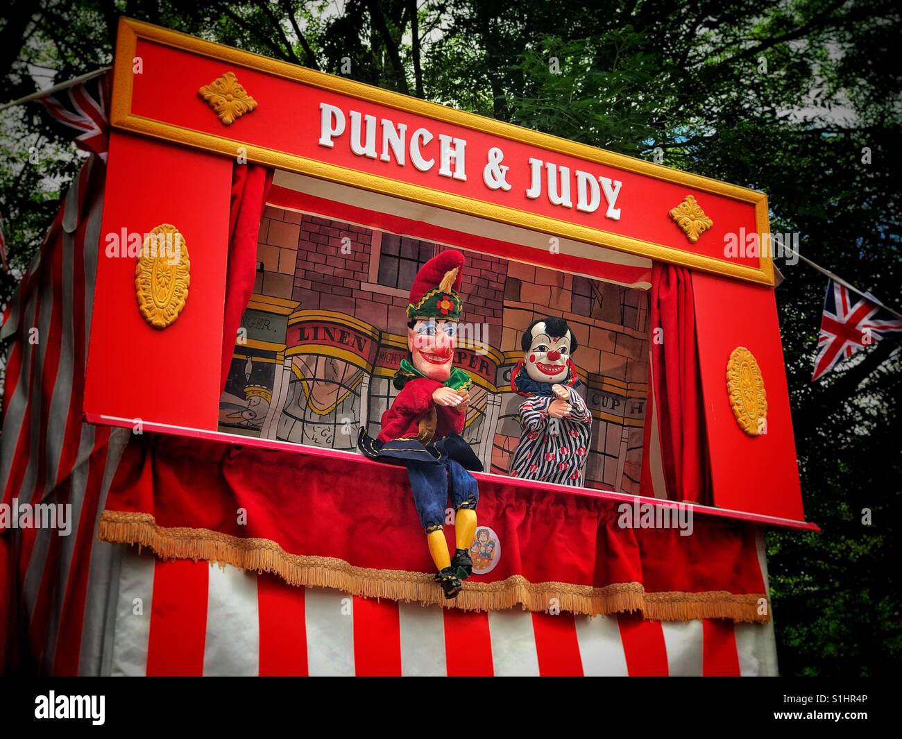 Le monde célèbre "Punch & Judy' pop up show de divertissement pour enfants. M. Punch s'affiche avec le clown. "C'EST LA FAÇON DE LE FAIRE !" Photo © COLIN HOSKINS. Banque D'Images