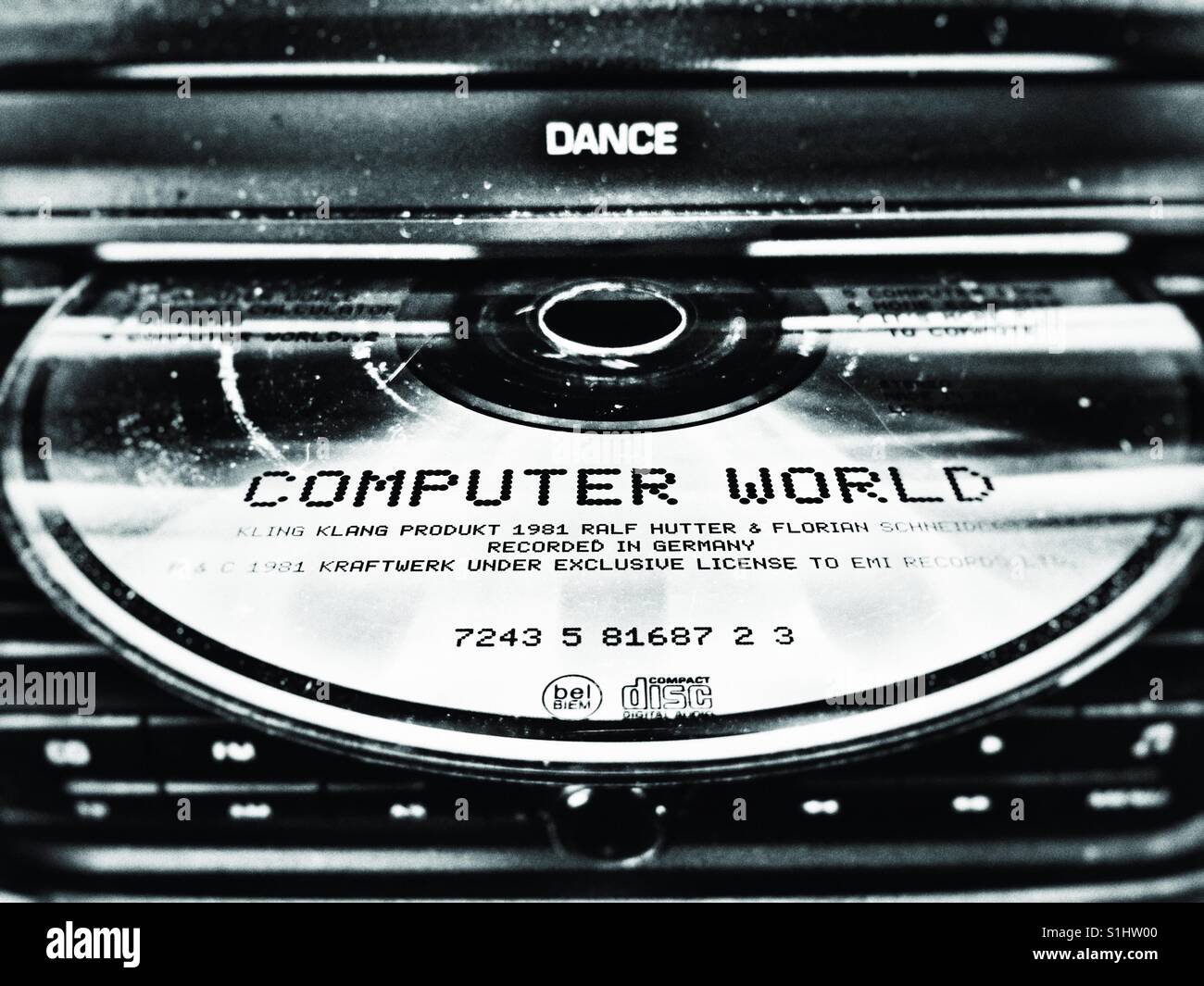 Computer World de Kraftwerk par disque compact in car entertainment - Image de stock capturée avec un smartphone