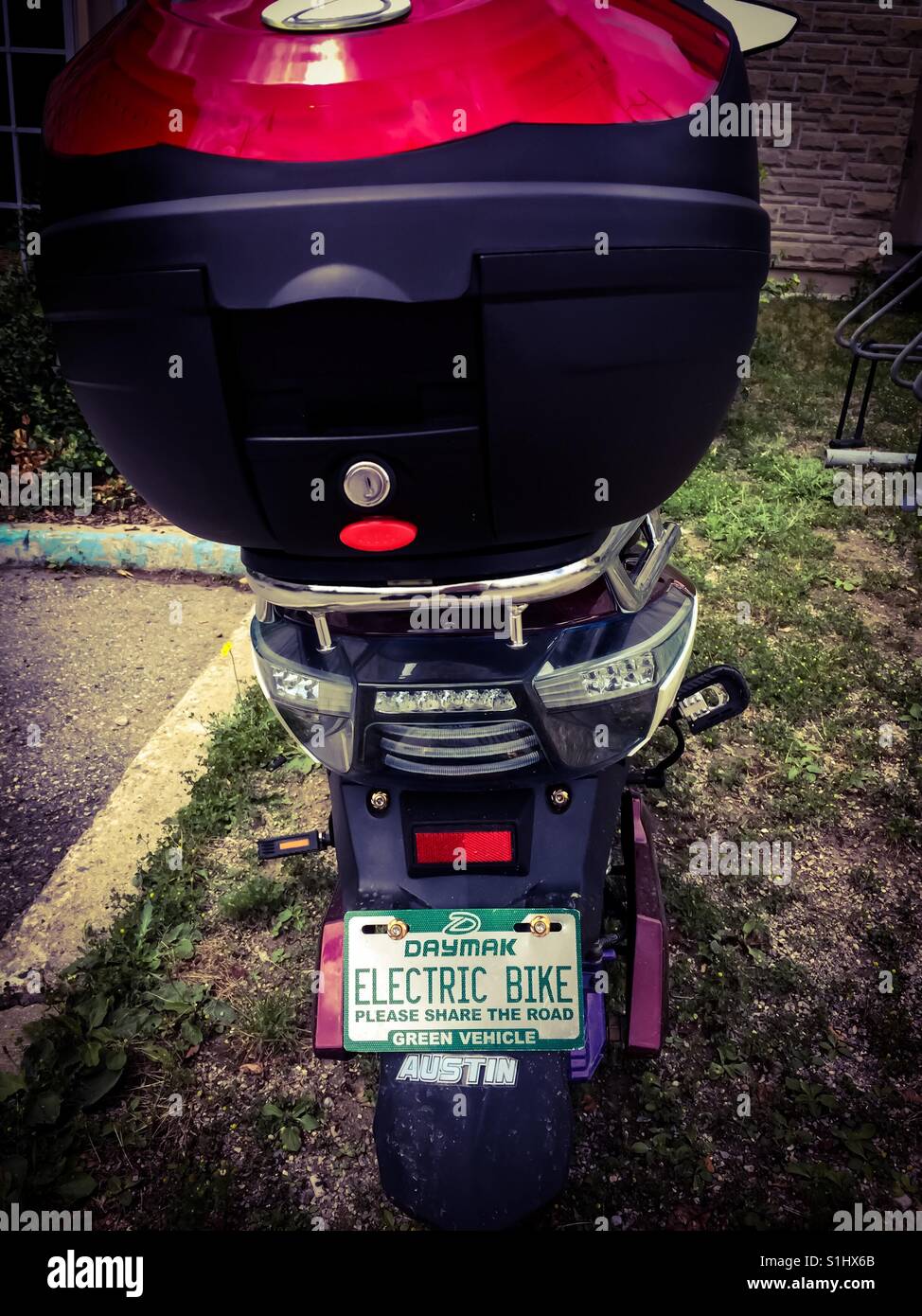 Vélo électrique avec plaque de Partageons la route - Image de stock capturée avec un smartphone