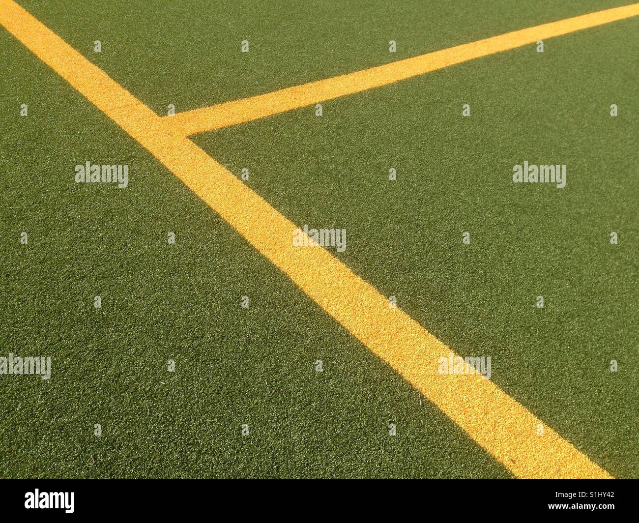 Des lignes jaunes sur un terrain de football vert Banque D'Images