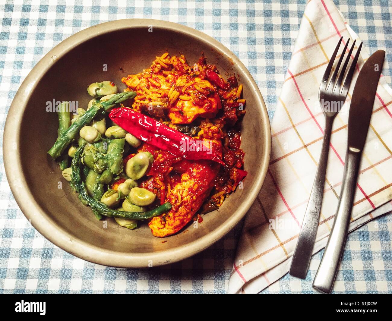 Curry de poulet fait maison avec du riz, les asperges et les fèves - Image de stock capturée avec un smartphone