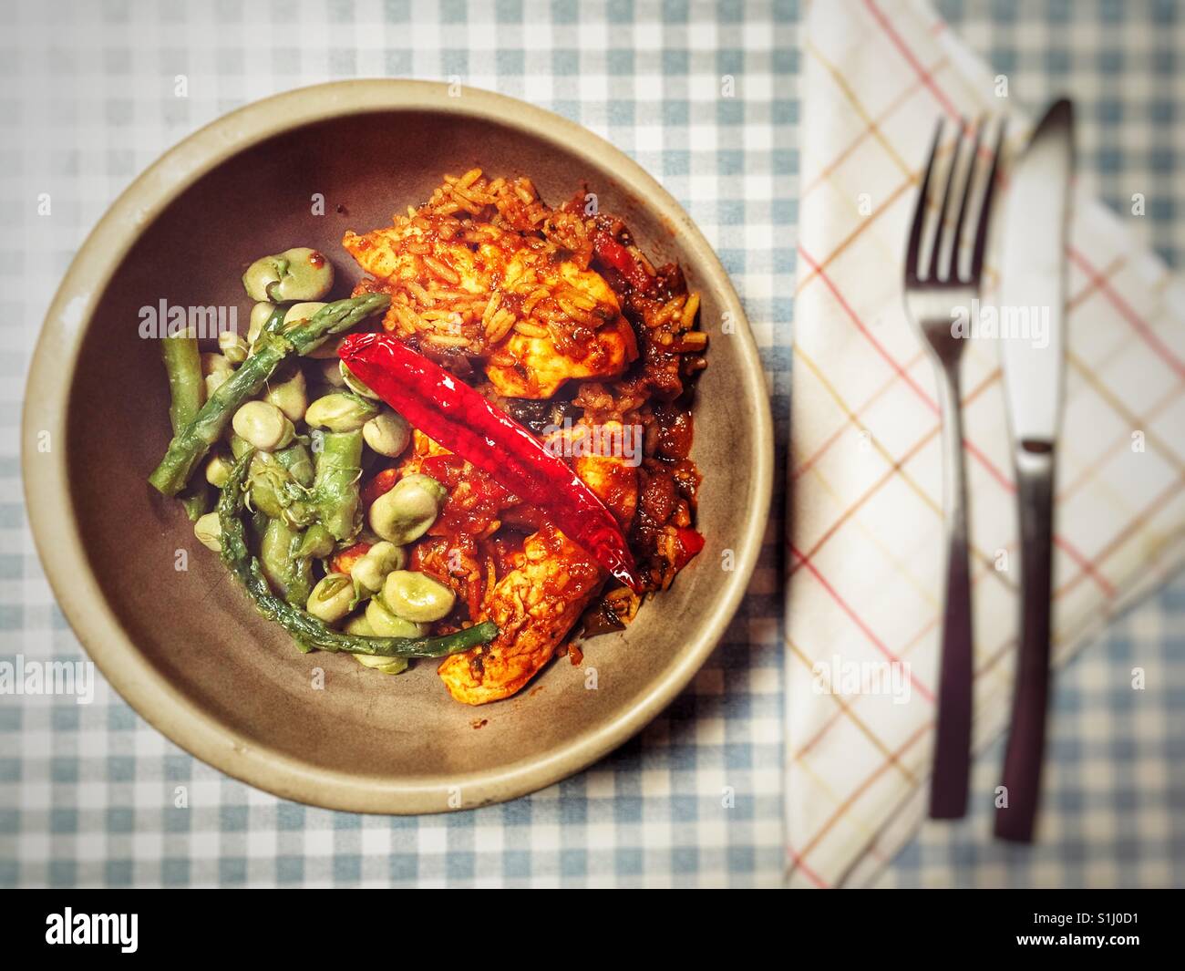 Curry de poulet fait maison avec jardin d'asperges et de fèves - Image de stock capturée avec un smartphone
